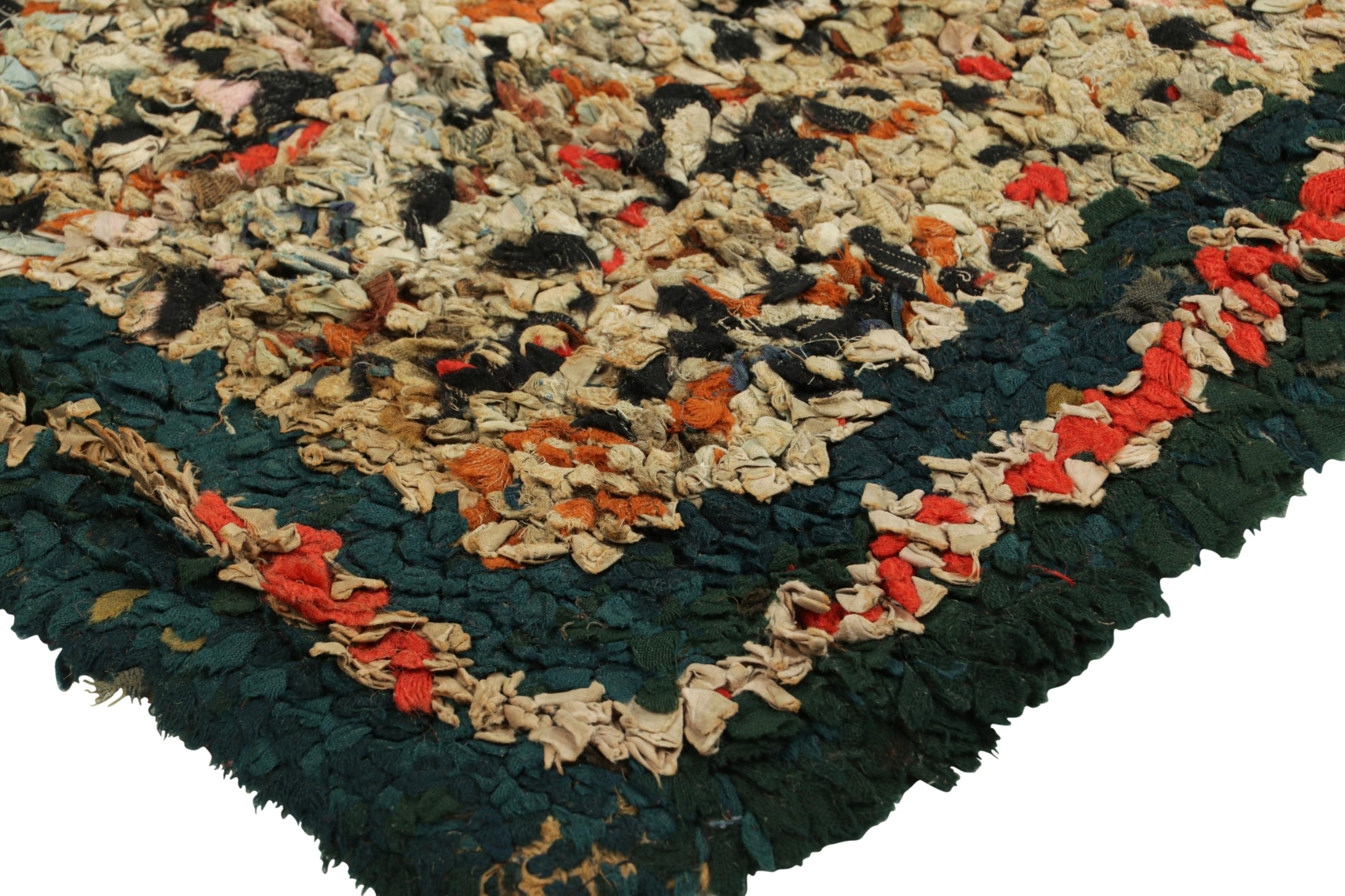 Inizio XX secolo Tappeto antico con ganci e motivi astratti multicolore  Rug & Kilim in vendita