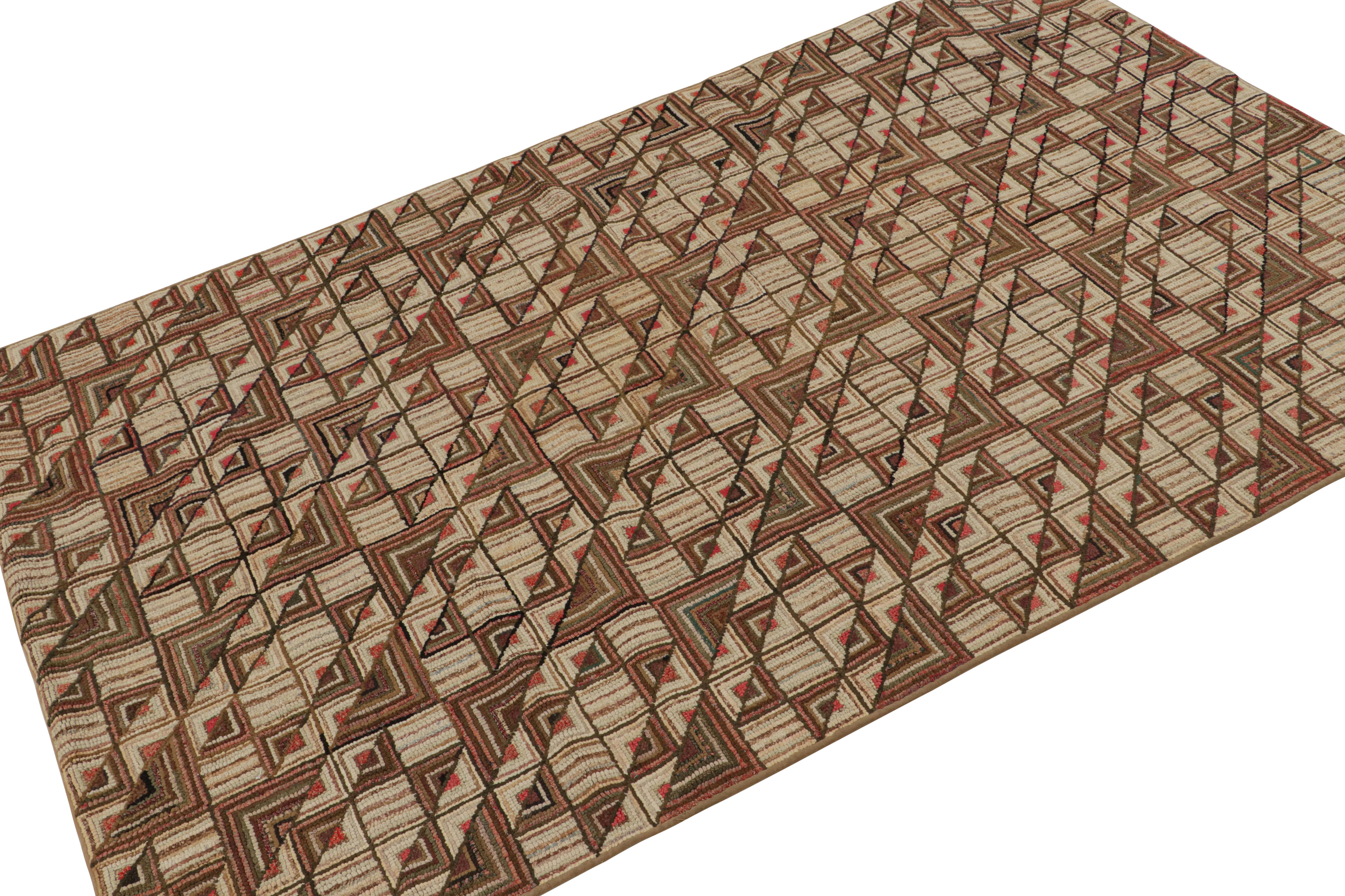 Rare tapis crocheté antique 4x7 de provenance américaine, fait à la main en laine et en tissu vers 1920-1930, présentant des motifs géométriques répétitifs. 

Sur le Design : 

Cette pièce de collection bénéficie de motifs géométriques répétitifs