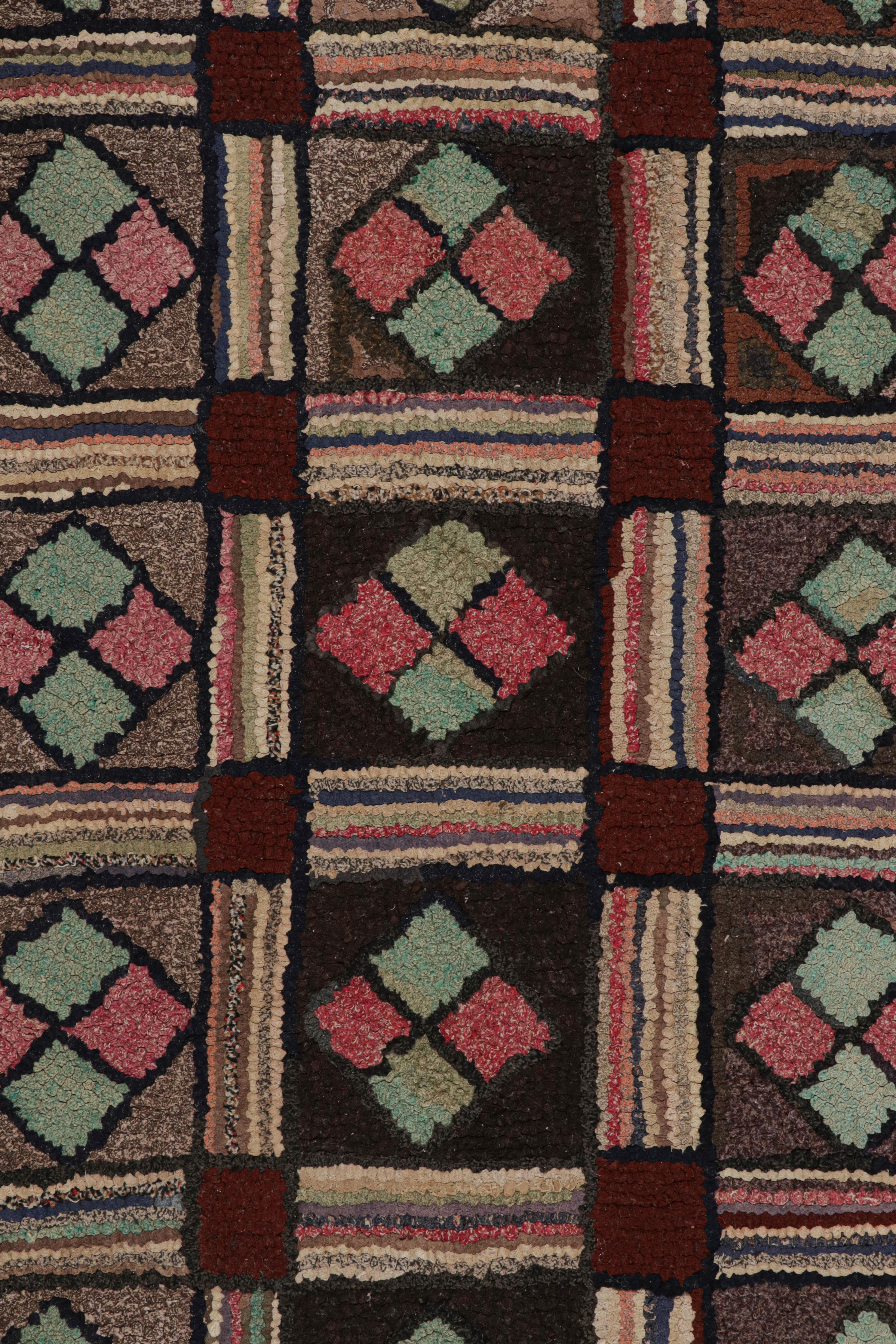 Antiker Knüpfteppich mit braunen, roten und blauen geometrischen Mustern, von Rug & Kilim (Handgeknüpft) im Angebot