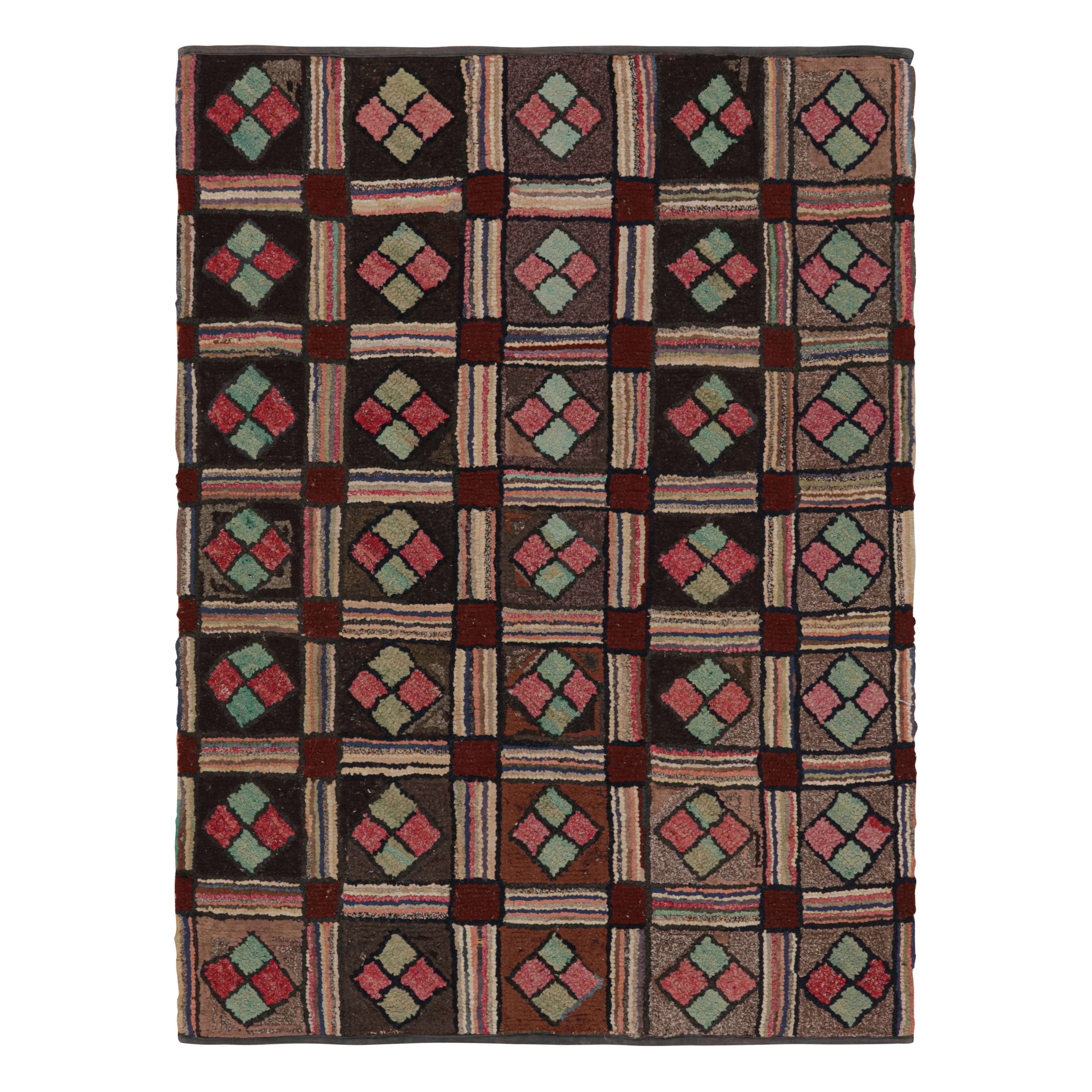 Tapis crocheté antique à motifs géométriques bruns, rouges et bleus, de Rug & Kilim en vente