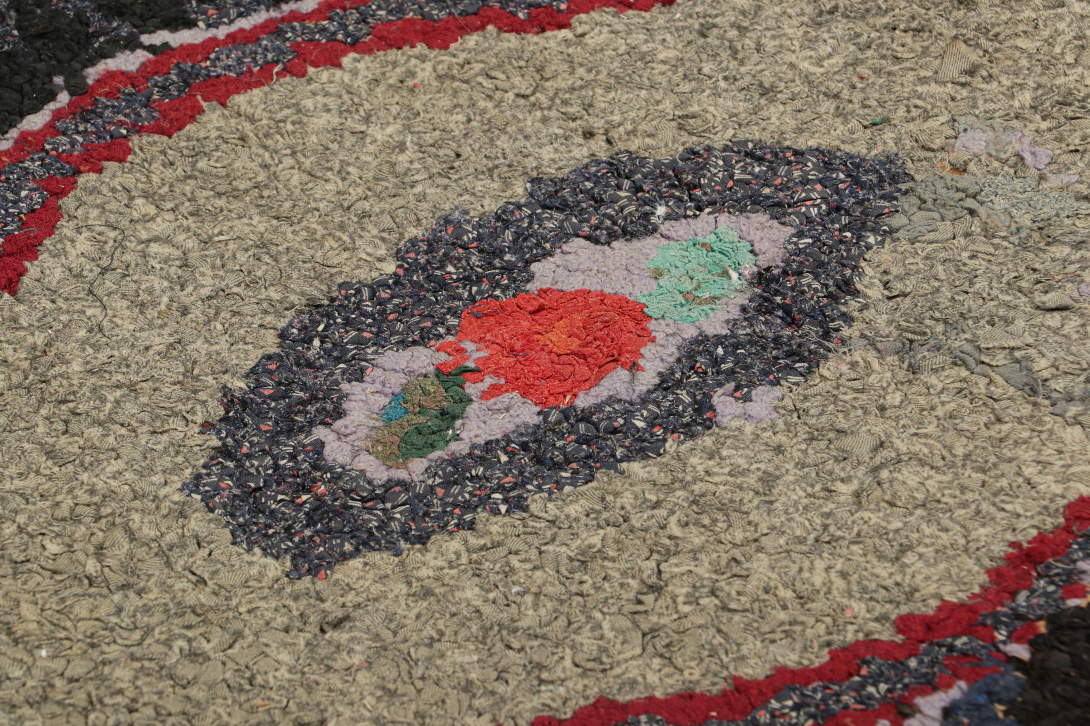 Realizzato a mano in lana e risalente al 1920-1930, questo tappeto antico 2x3 è una nuova, rara ed entusiasmante selezione della collezione di tappeti americani a uncino di Rug & Kilim.

Sul design: 

Gli ammiratori di questo mestiere noteranno che