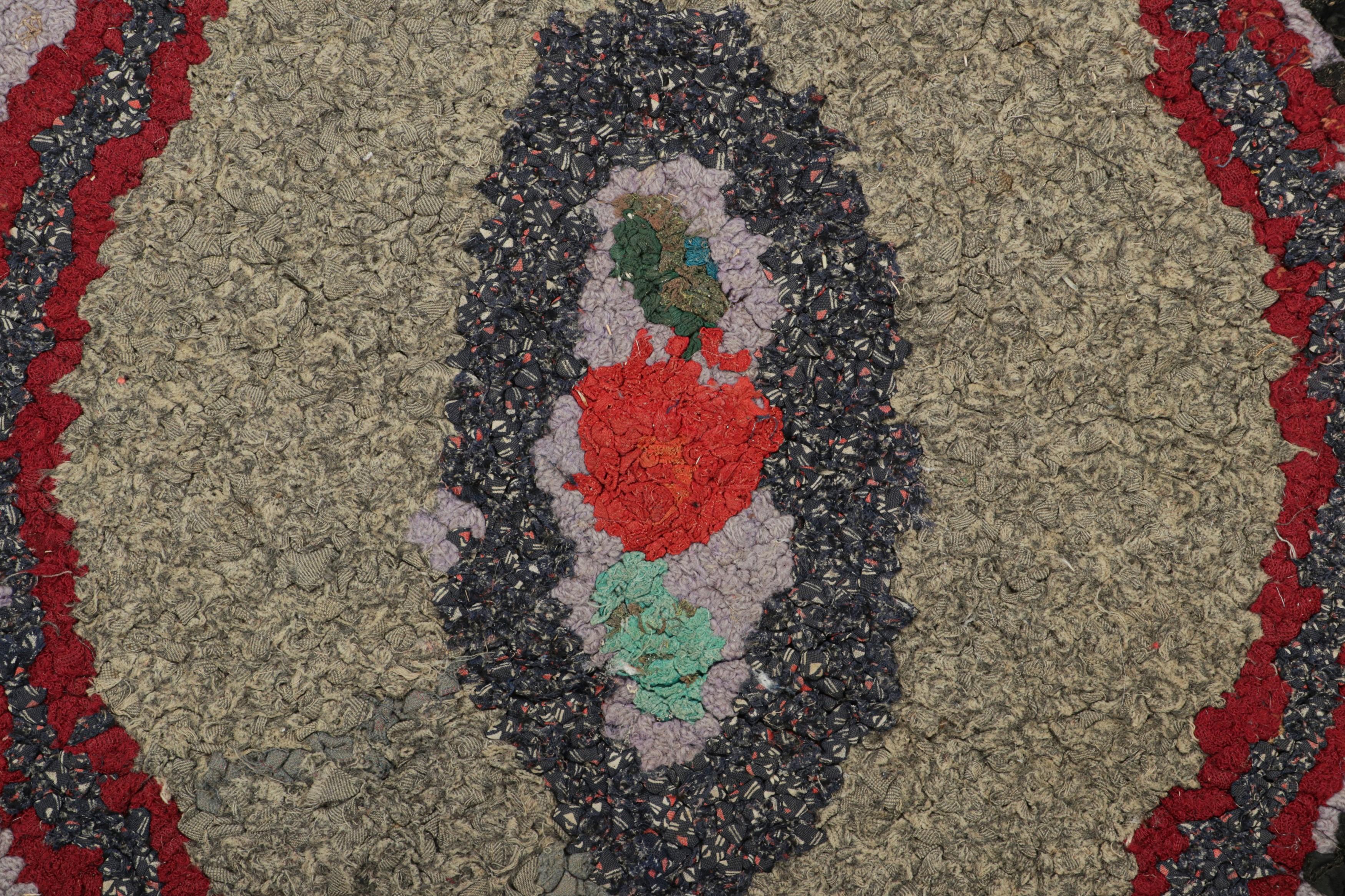 Americano Tappeto antico con ganci e medaglione floreale in rosso e verde  Rug & Kilim in vendita