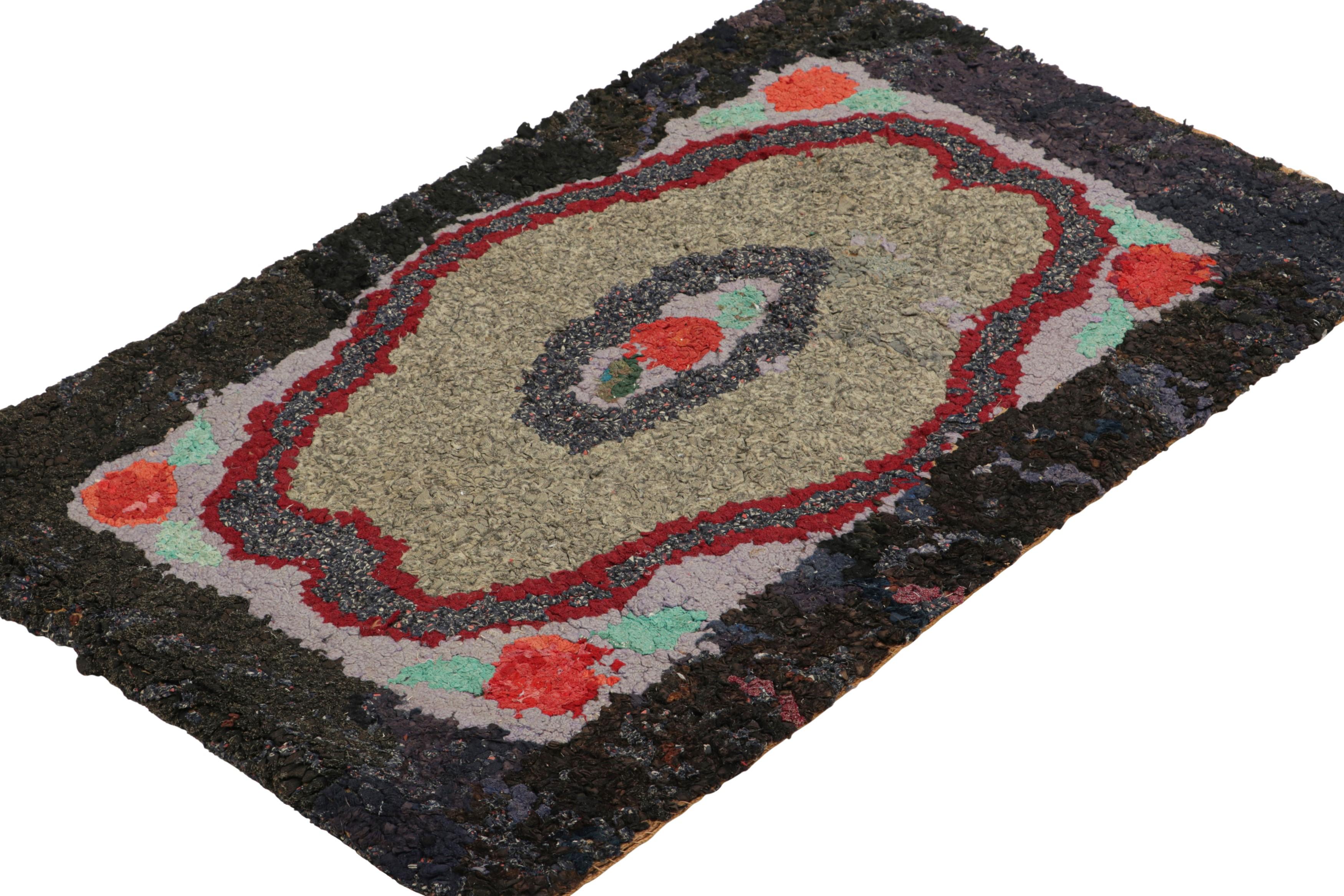 Annodato a mano Tappeto antico con ganci e medaglione floreale in rosso e verde  Rug & Kilim in vendita
