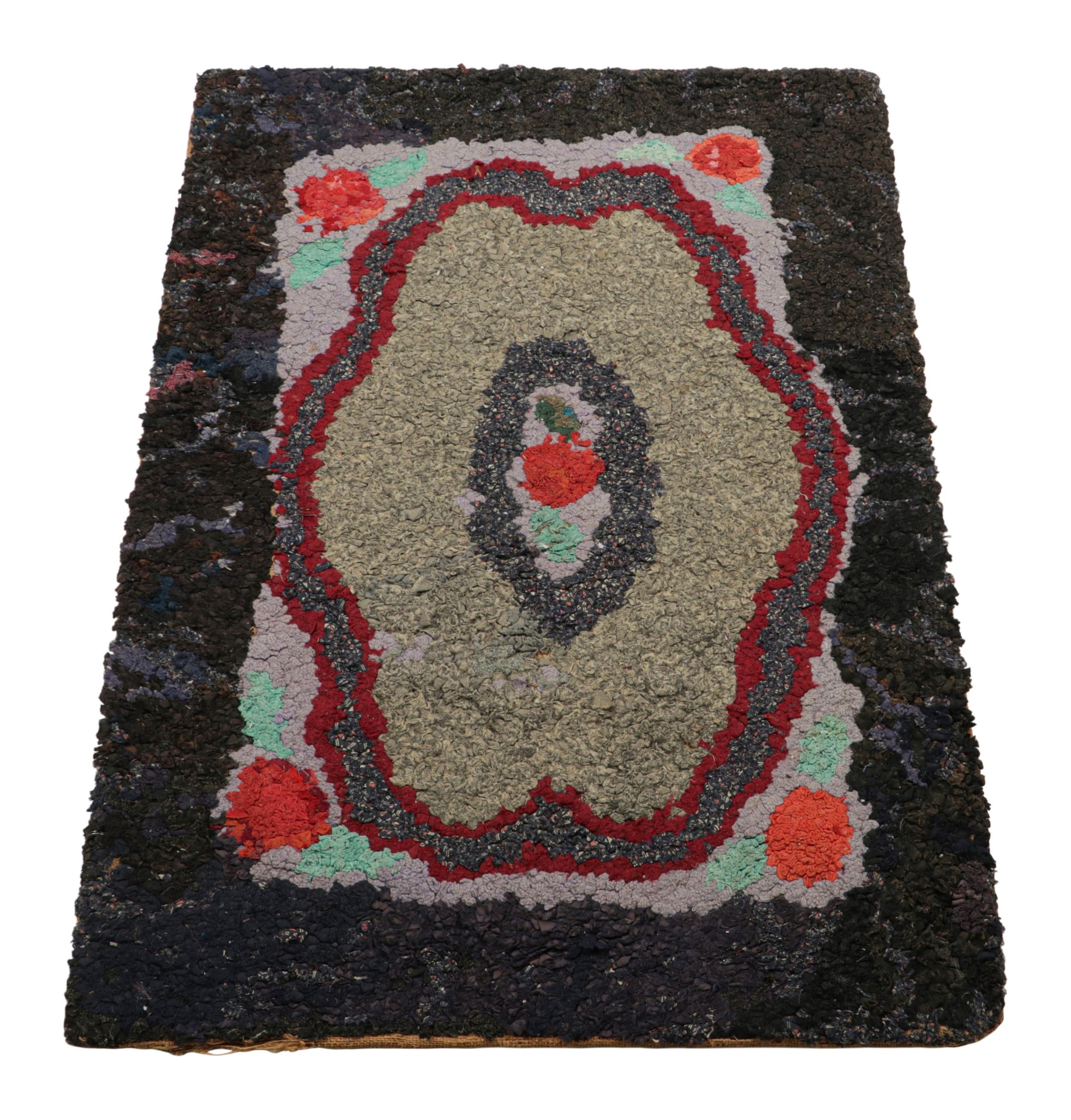 Tappeto antico con ganci e medaglione floreale in rosso e verde  Rug & Kilim In condizioni buone in vendita a Long Island City, NY