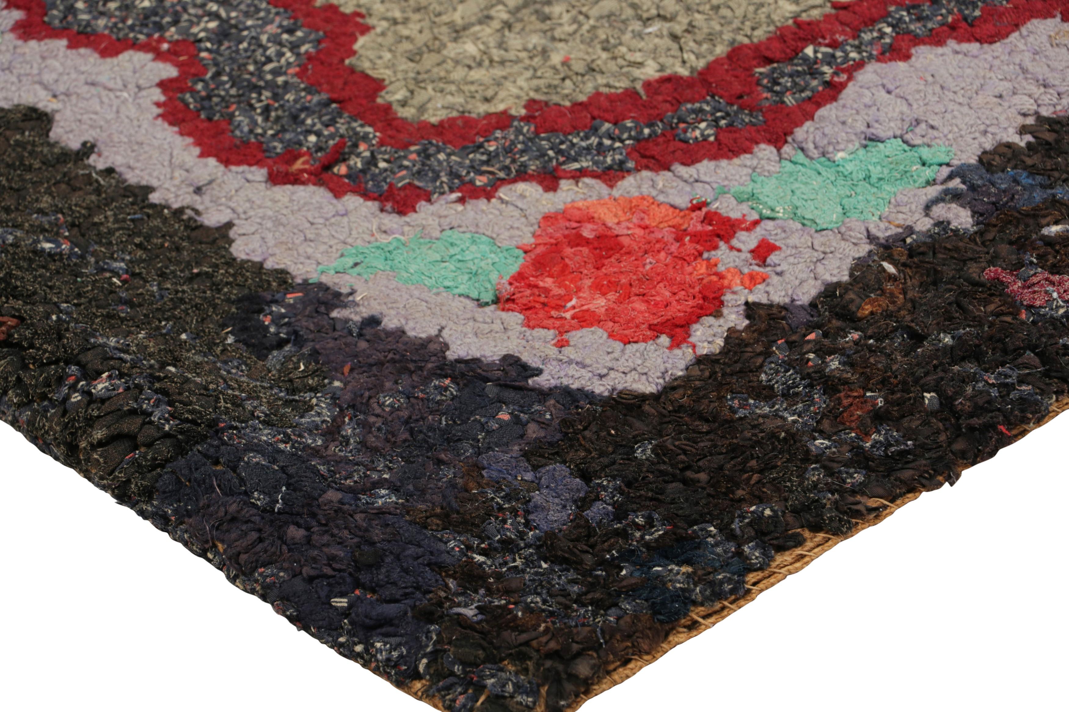 Inizio XX secolo Tappeto antico con ganci e medaglione floreale in rosso e verde  Rug & Kilim in vendita
