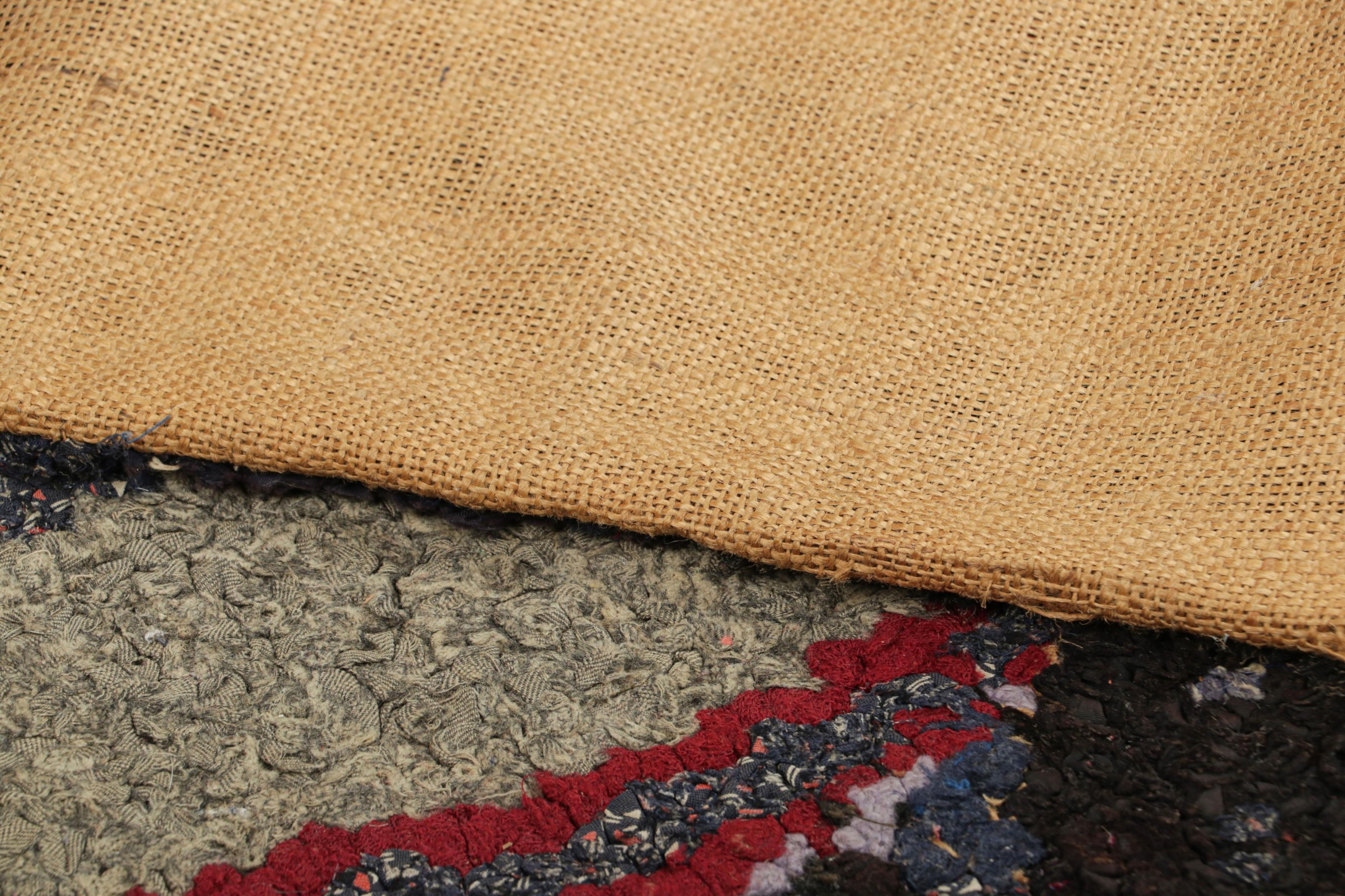 Lana Tappeto antico con ganci e medaglione floreale in rosso e verde  Rug & Kilim in vendita