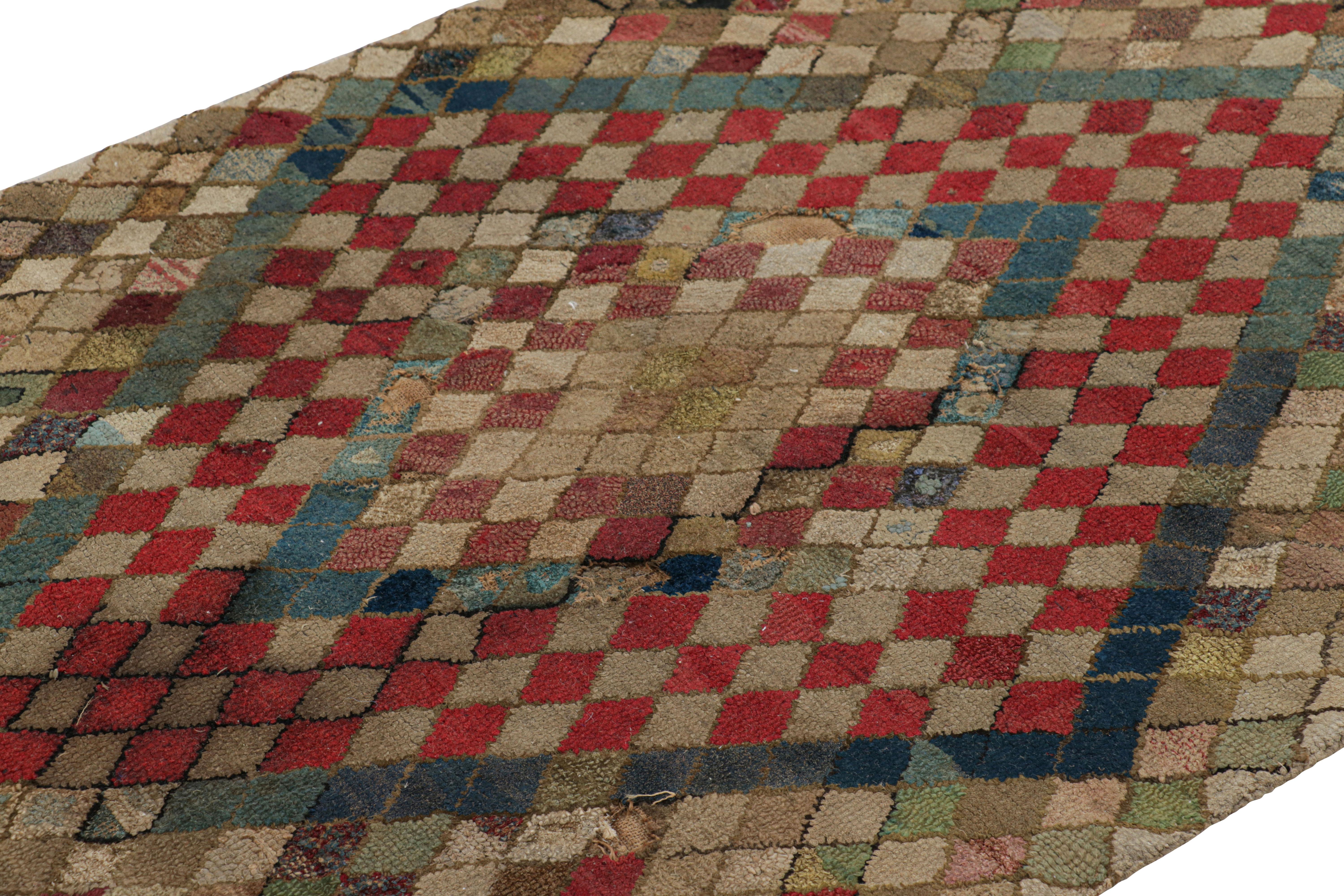 Dieser handgefertigte Wollteppich (ca. 1920-1930) in der Größe 3x5 ist eine seltene und aufregende Neuheit in der Sammlung antiker Hakenteppiche von Rug & Kilim. 

Über das Design: 

Bewunderer dieses Handwerks werden dieses Stück als einen der