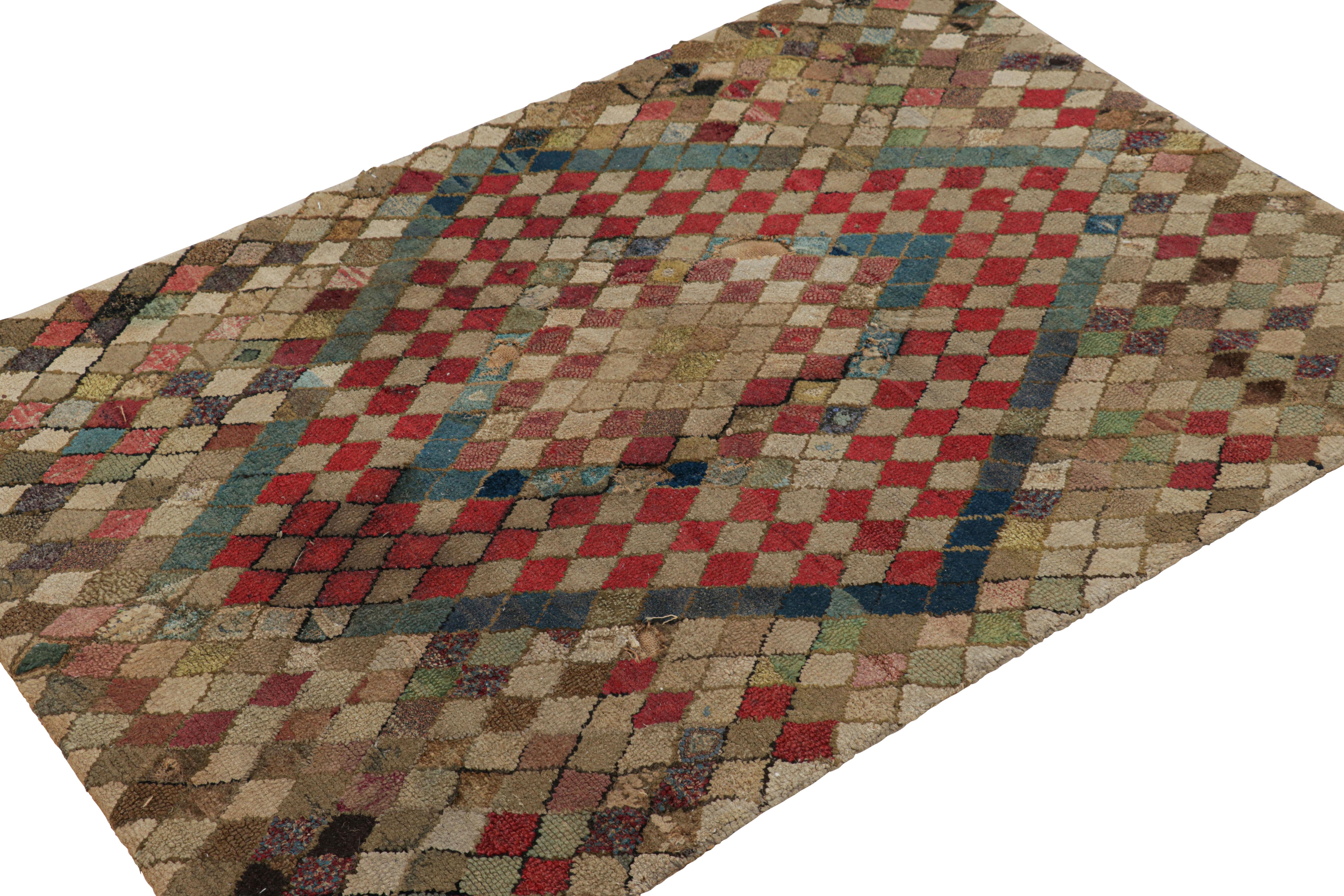 Antiker Hakenteppich mit geometrischen Medaillons und Mustern von Rug & Kilim im Zustand „Gut“ im Angebot in Long Island City, NY