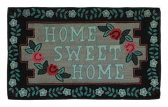 Antiker Häkeltapete mit dem Spruch „Home Sweet Home“ und Blumen – Teppich & Kelim