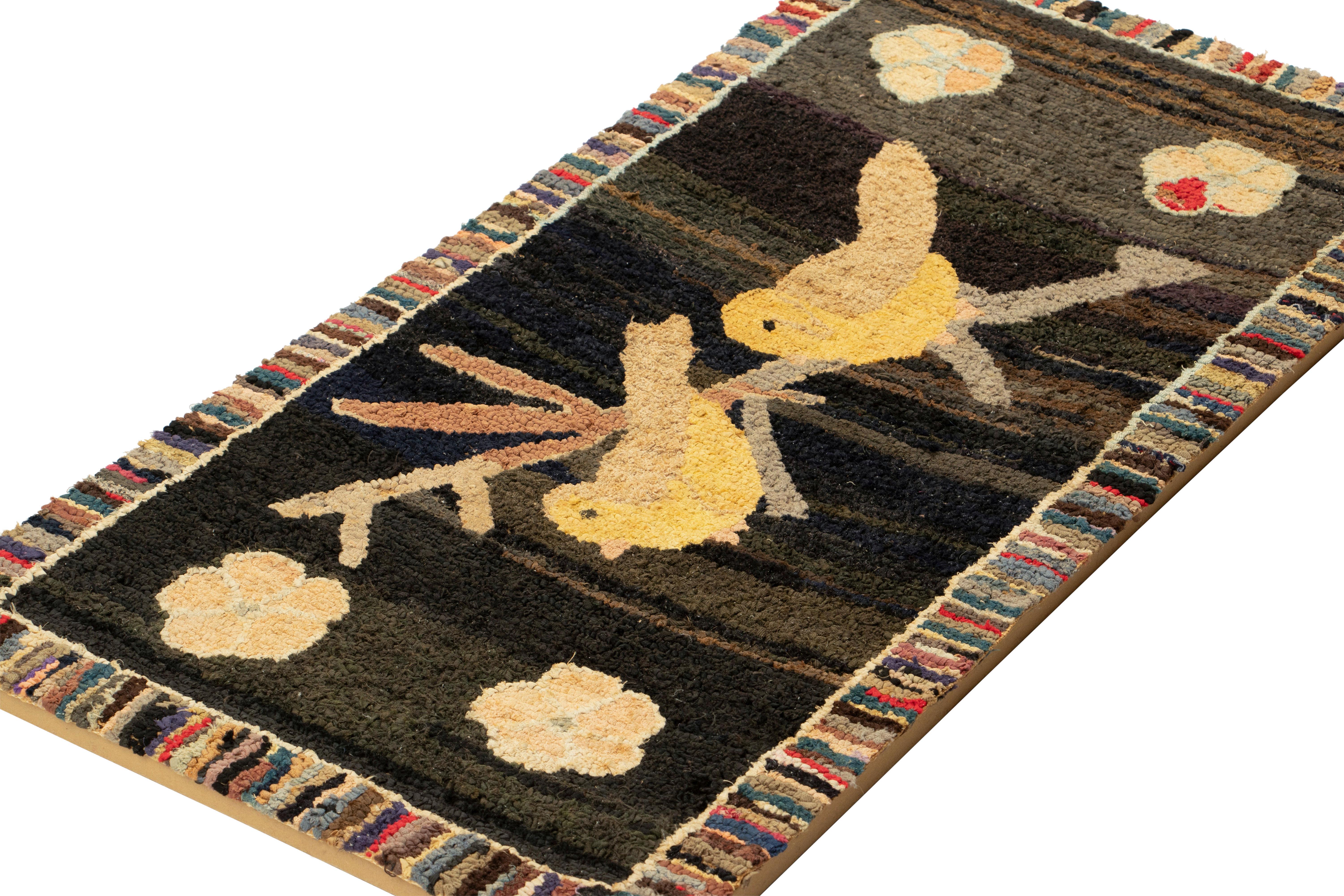 Esta alfombra antigua de gancho de 2x3 es una incorporación excepcional a la colección de alfombras americanas de gancho y diseños de arte popular de Rug & Kilim: un fabuloso hallazgo entre las obras pictóricas de temática aviar de principios del