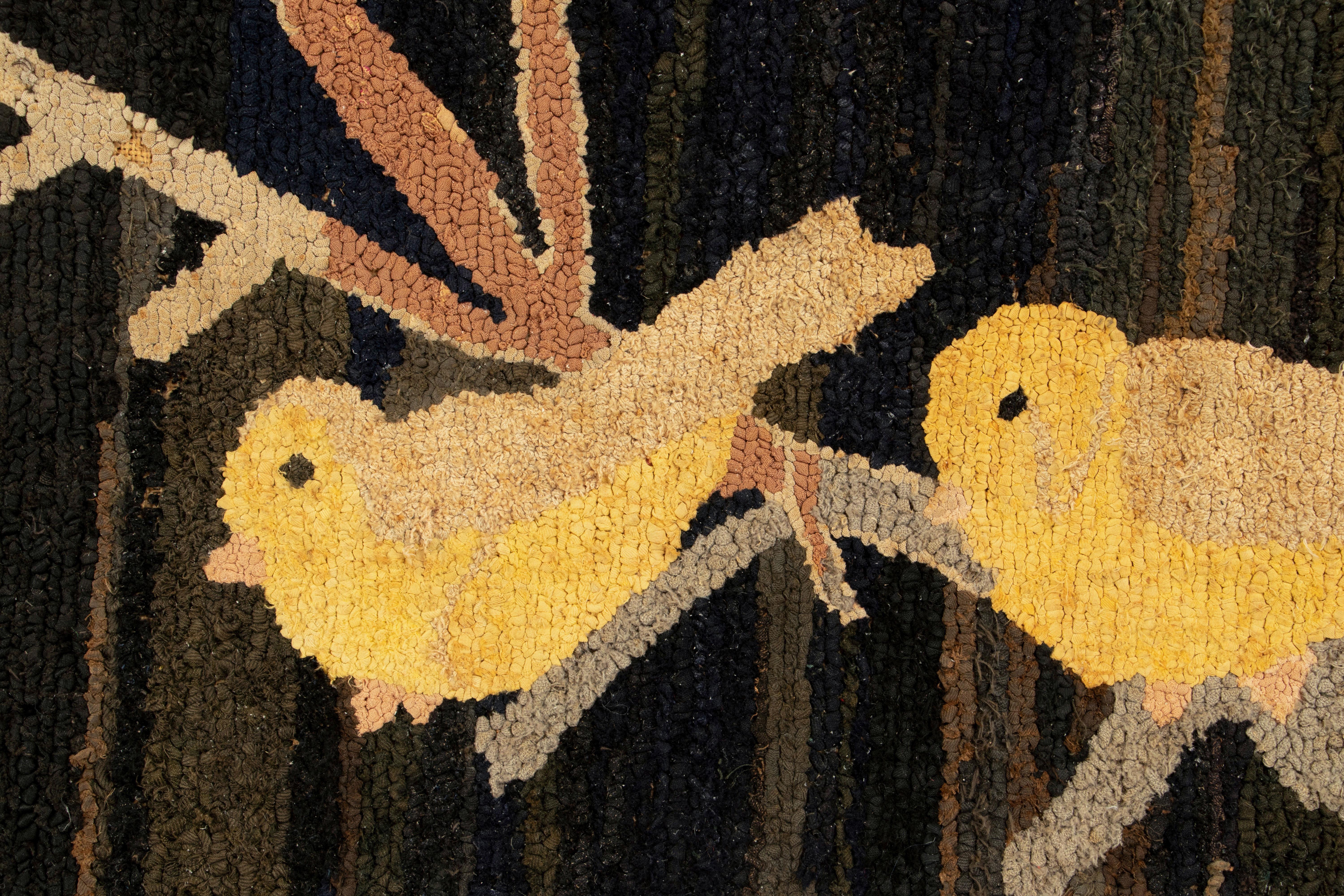 Alfombra antigua de ganchillo con motivos aviares policromados - Rug & Kilim Estadounidense en venta