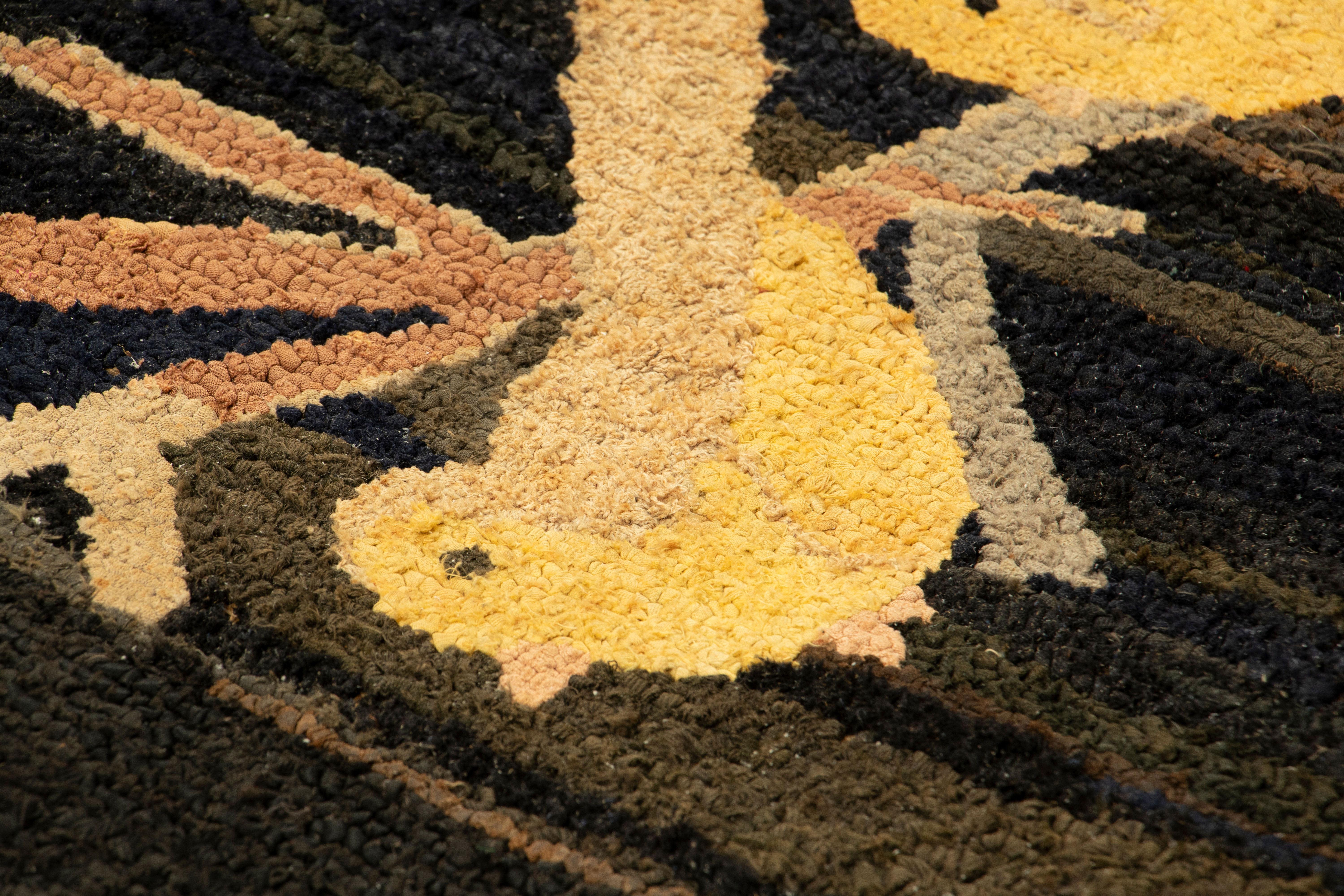 Alfombra antigua de ganchillo con motivos aviares policromados - Rug & Kilim Anudado a mano en venta