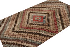 Tapis crocheté antique avec motifs polychromes à chevrons, de Rug & Kilim
