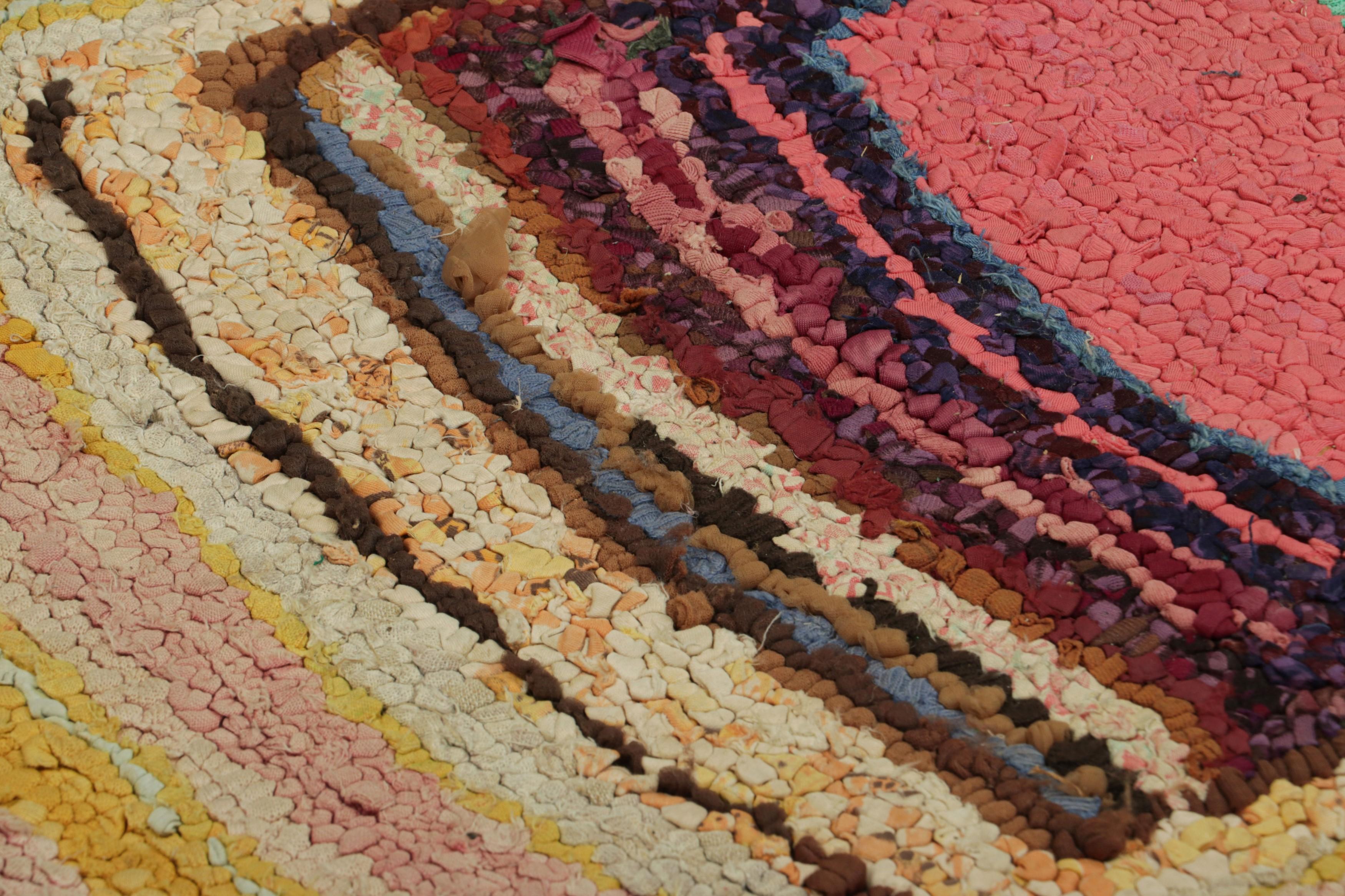 Realizzato a mano in lana e risalente al 1920-1930, questo tappeto antico 2x4 è una nuova, rara ed entusiasmante selezione della collezione di tappeti americani a uncino di Rug & Kilim.

Sul design: 

Questo pezzo da collezione presenta motivi