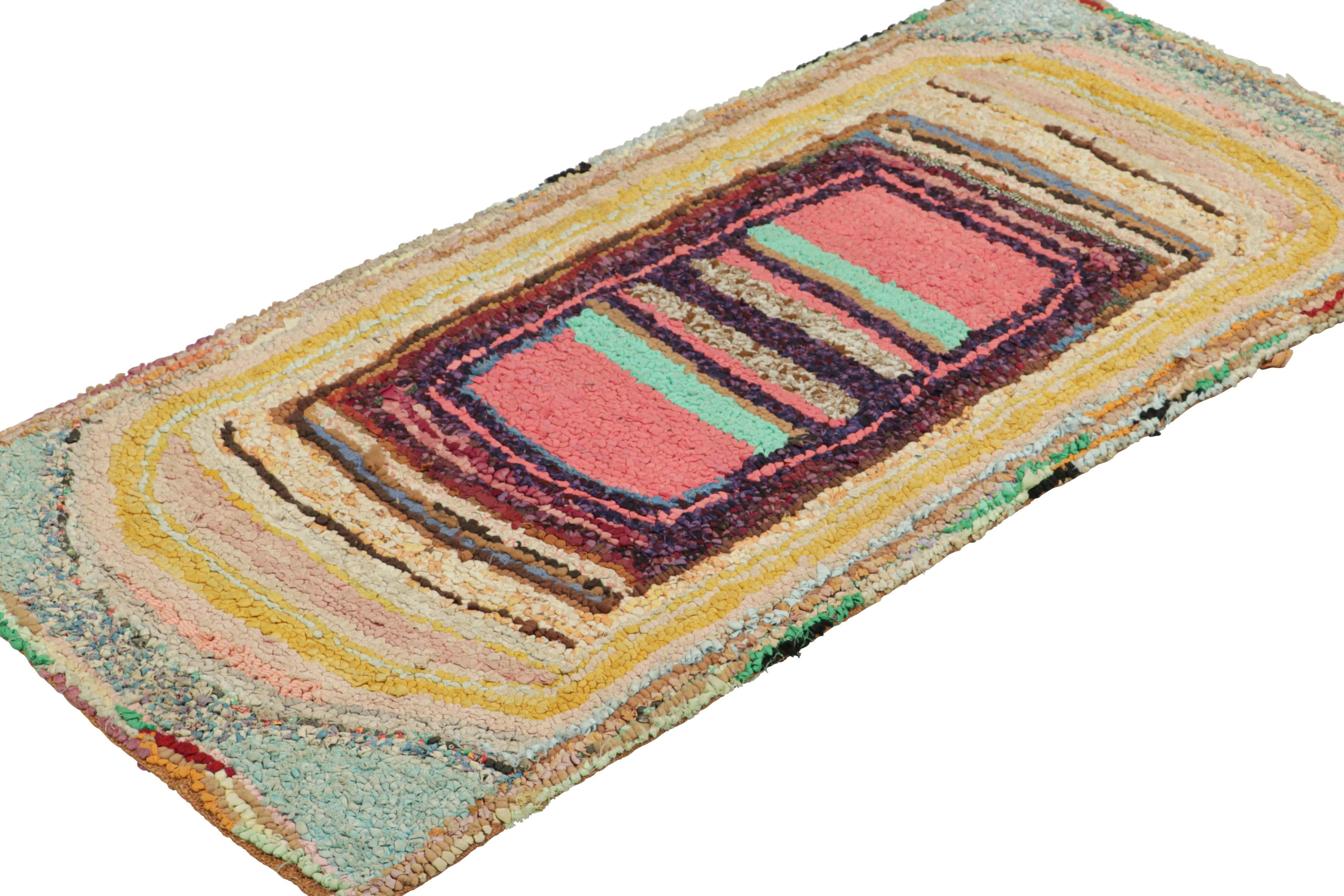Annodato a mano Tappeto antico con ganci con motivi geometrici policromi  Rug & Kilim in vendita