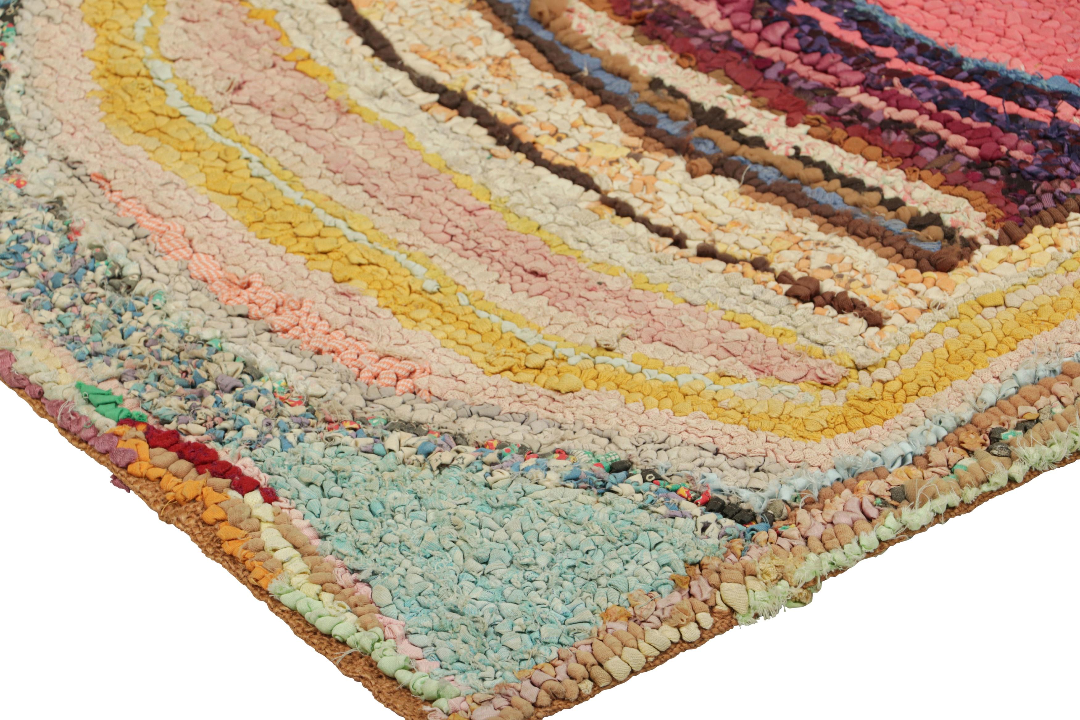 Inizio XX secolo Tappeto antico con ganci con motivi geometrici policromi  Rug & Kilim in vendita