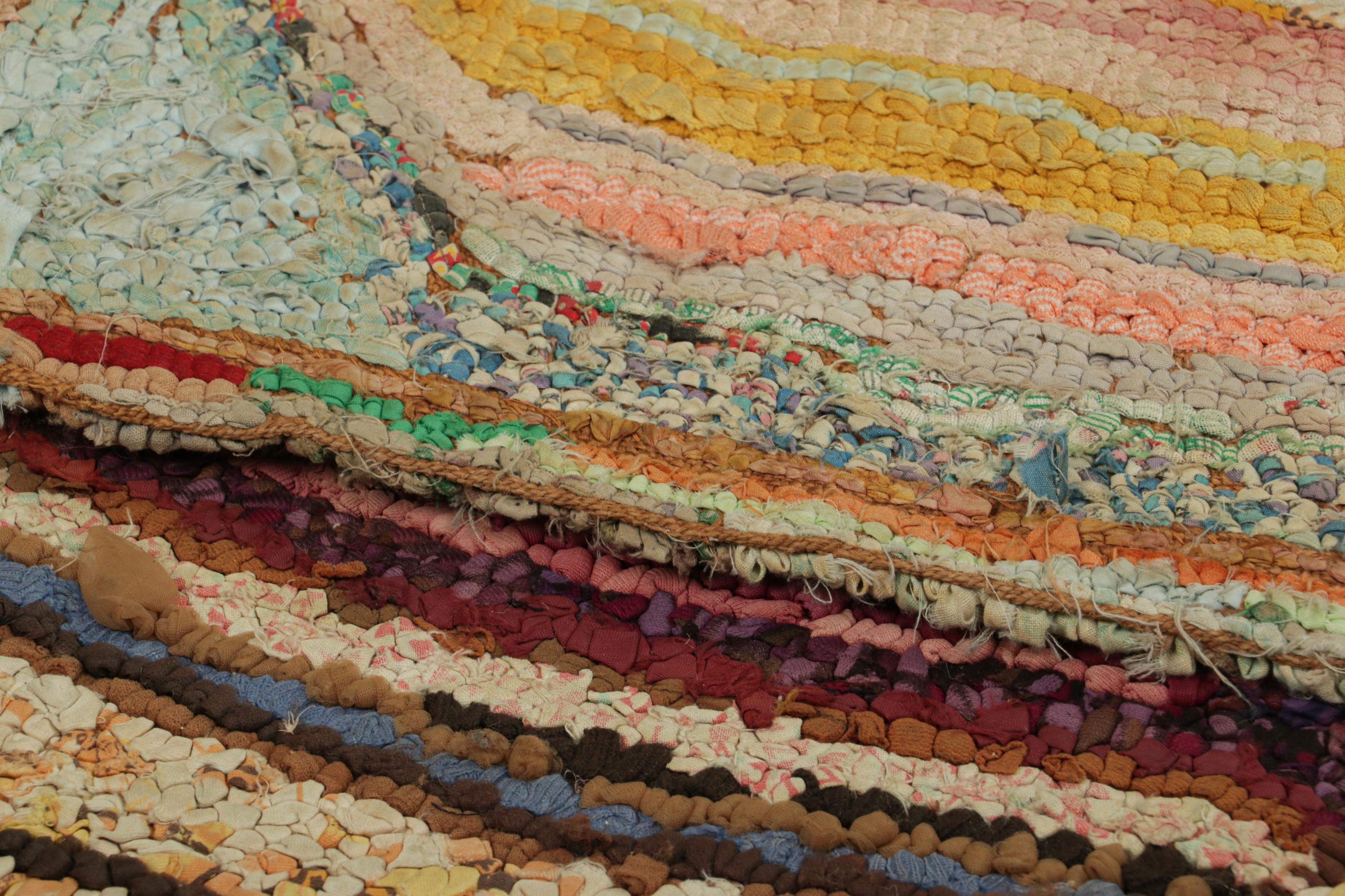 Lana Tappeto antico con ganci con motivi geometrici policromi  Rug & Kilim in vendita