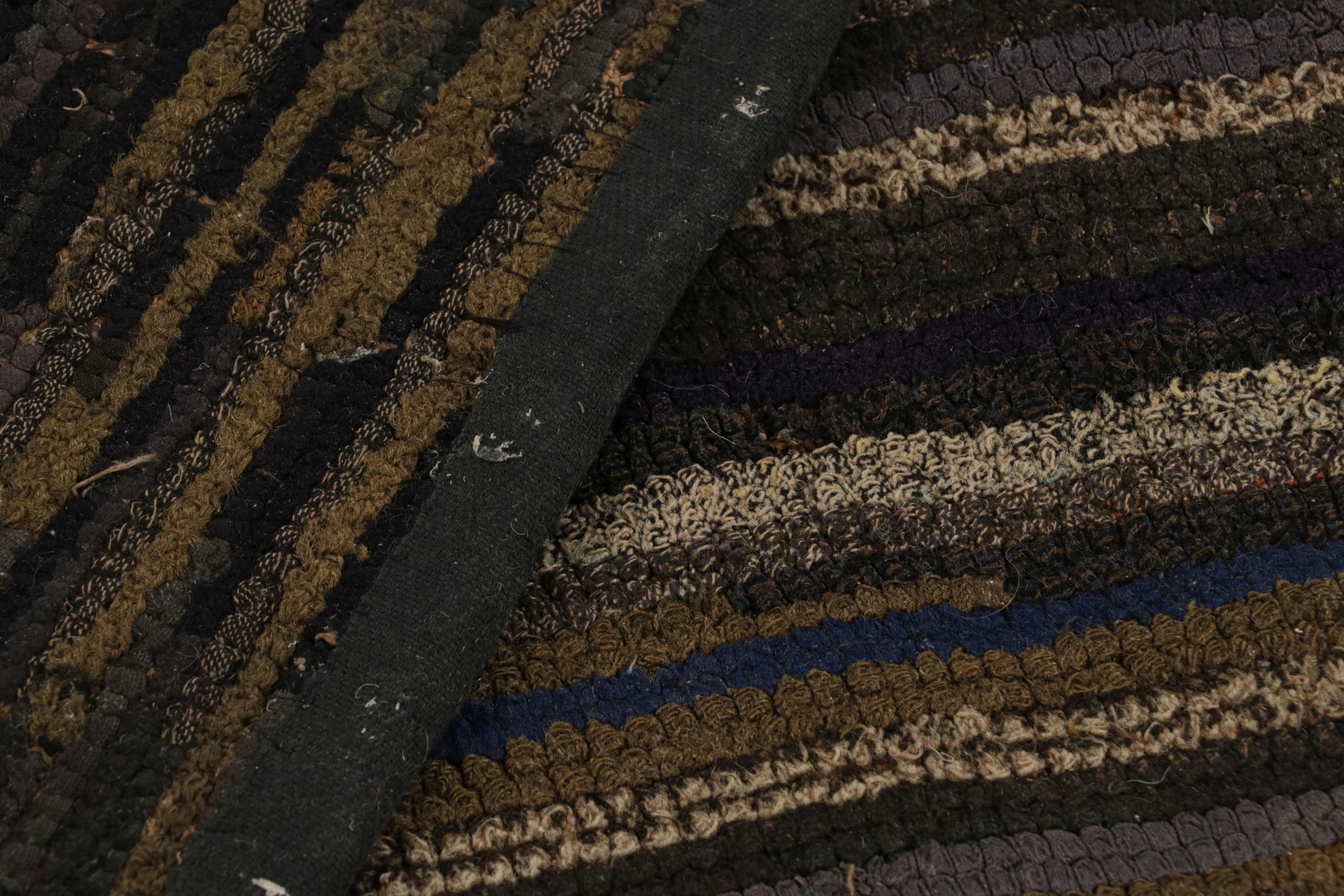 Laine Tapis crocheté antique avec rayures et médaillons polychromes, de Rug & Kilim en vente