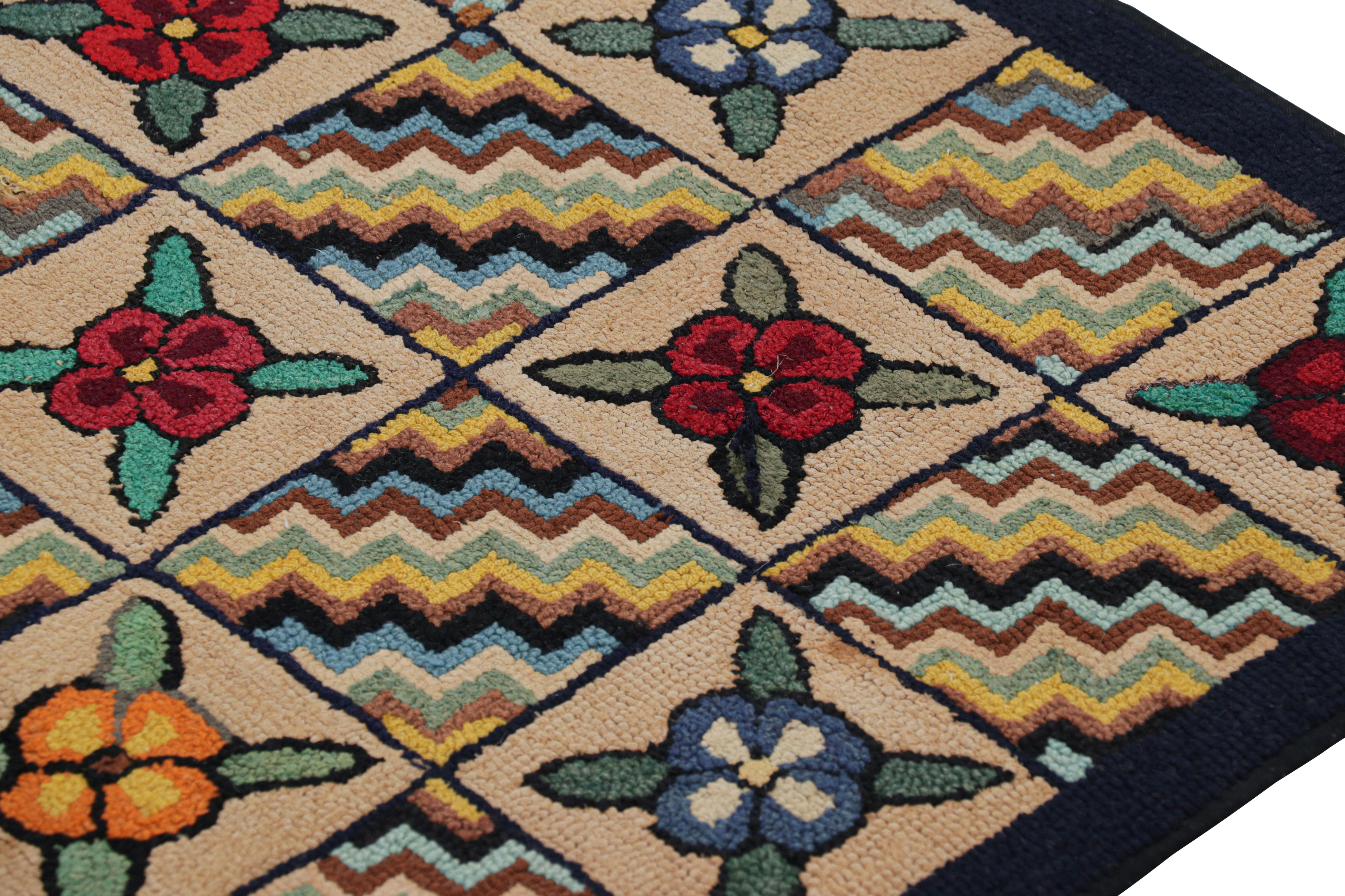 Antiker Hakenläufer in Brown mit Blumenmustern und Chevrons  Rug & Kilim (amerikanisch) im Angebot