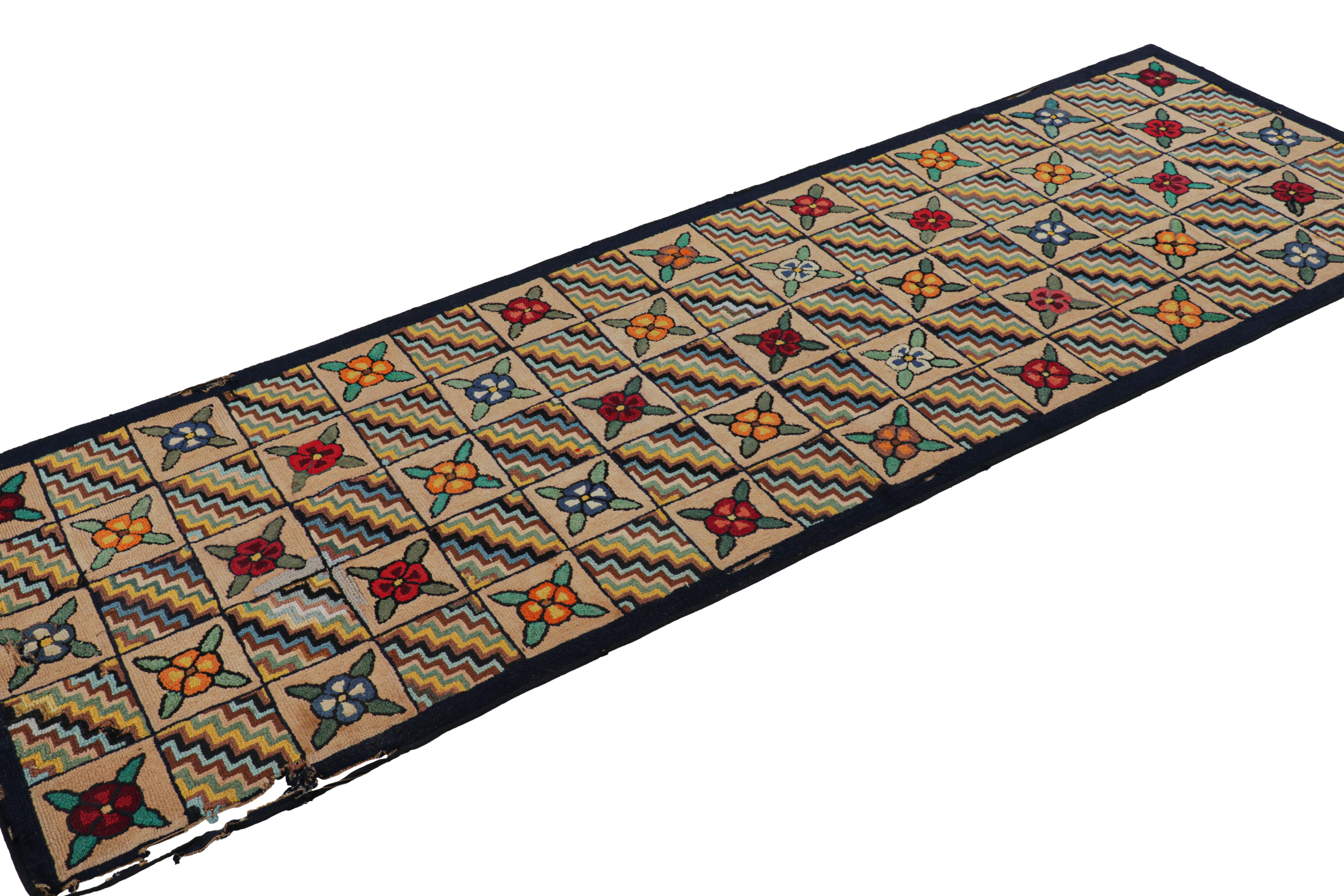Antiker Hakenläufer in Brown mit Blumenmustern und Chevrons  Rug & Kilim im Zustand „Gut“ im Angebot in Long Island City, NY
