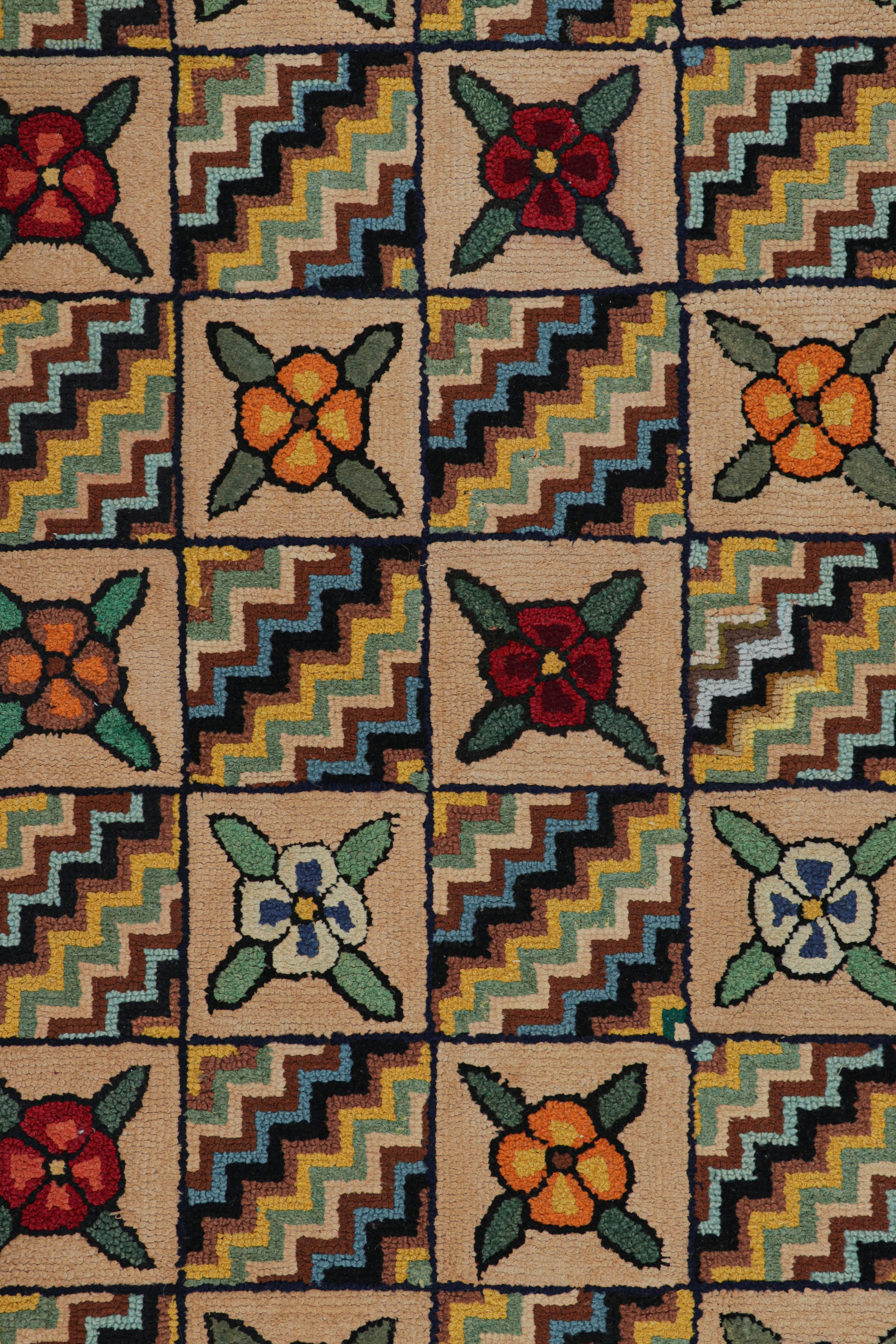 Antiker Hakenläufer in Brown mit Blumenmustern und Chevrons  Rug & Kilim (Frühes 20. Jahrhundert) im Angebot