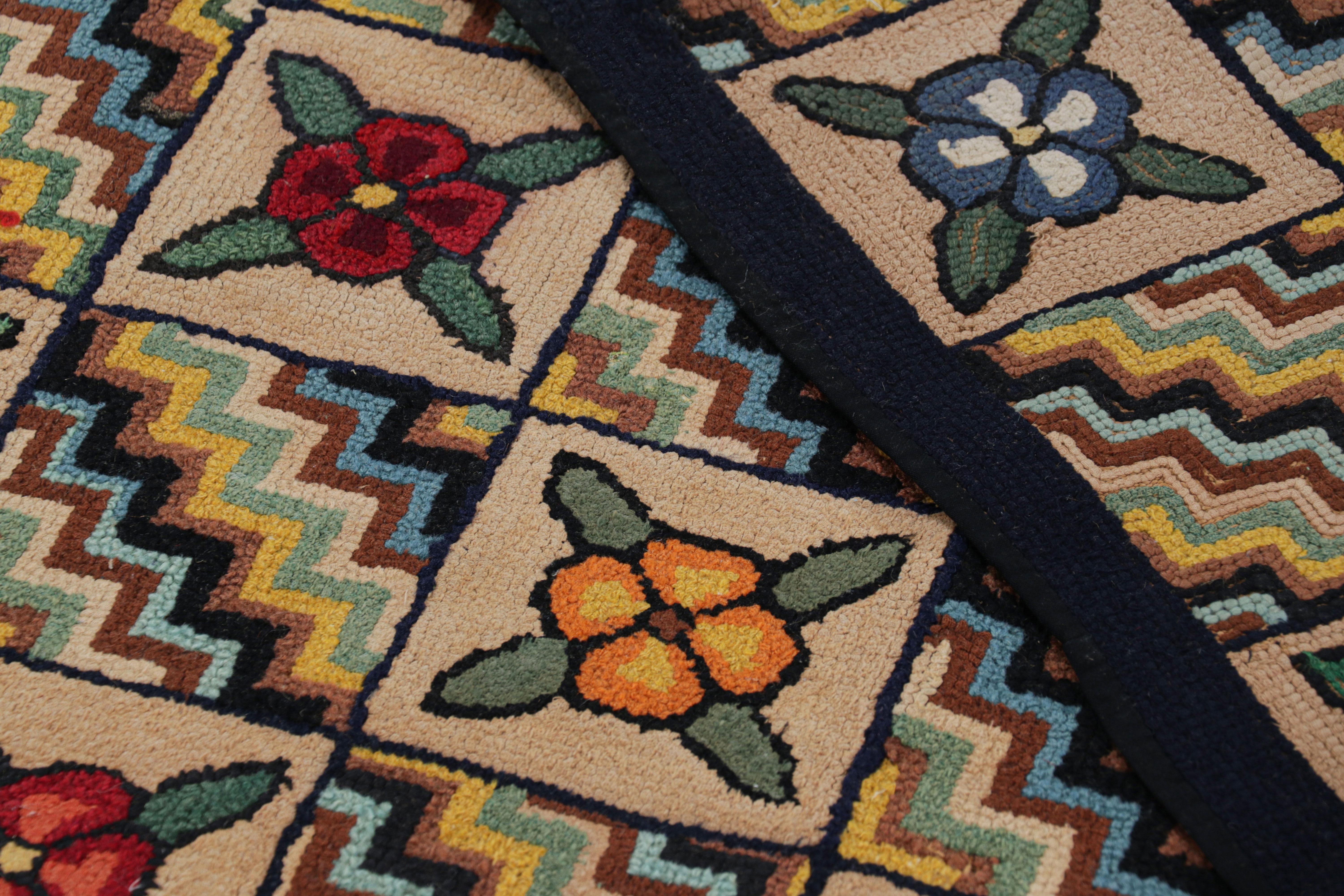 Antiker Hakenläufer in Brown mit Blumenmustern und Chevrons  Rug & Kilim (Wolle) im Angebot