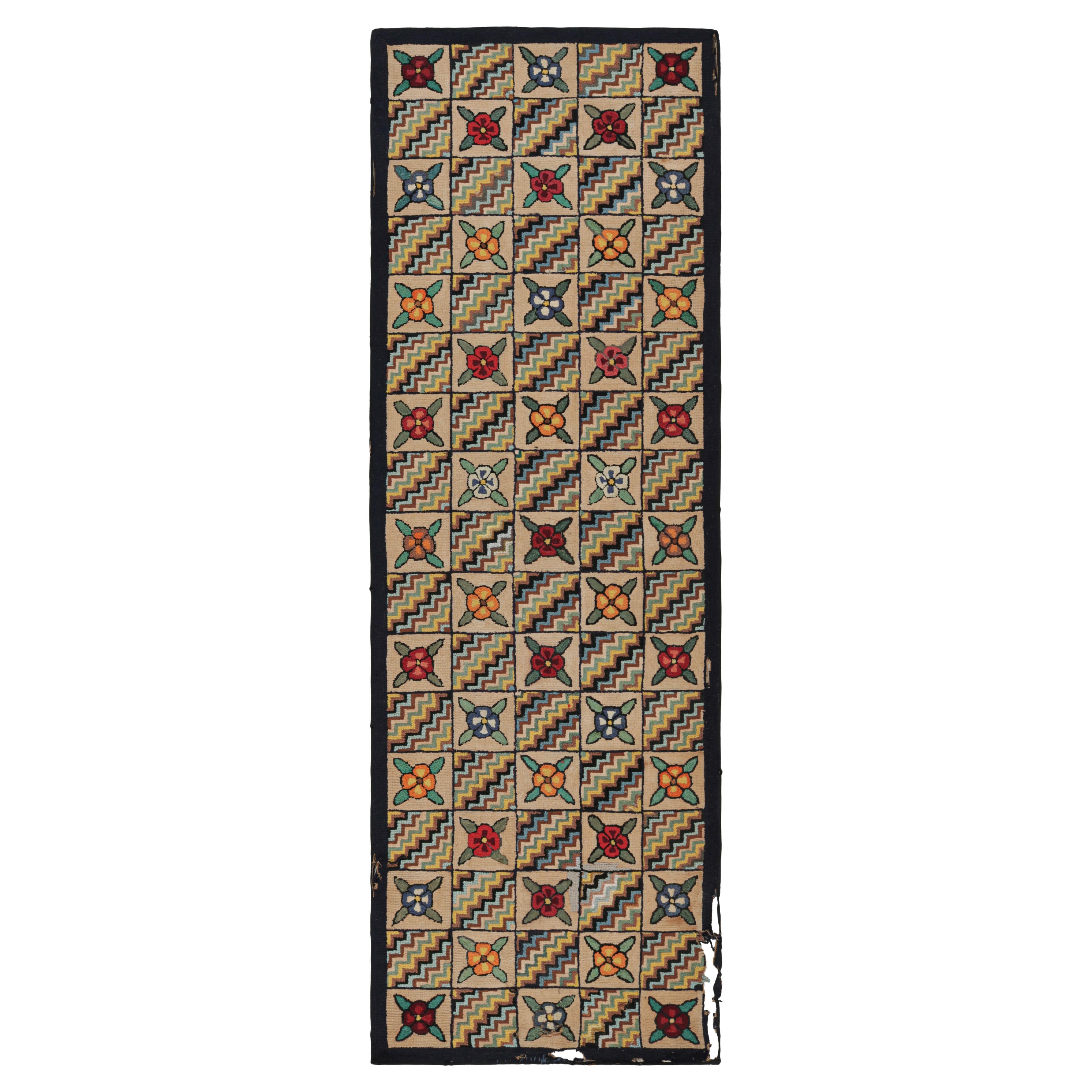 Antiker Hakenläufer in Brown mit Blumenmustern und Chevrons  Rug & Kilim im Angebot