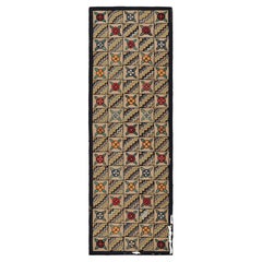 Antiker Hakenläufer in Brown mit Blumenmustern und Chevrons  Rug & Kilim