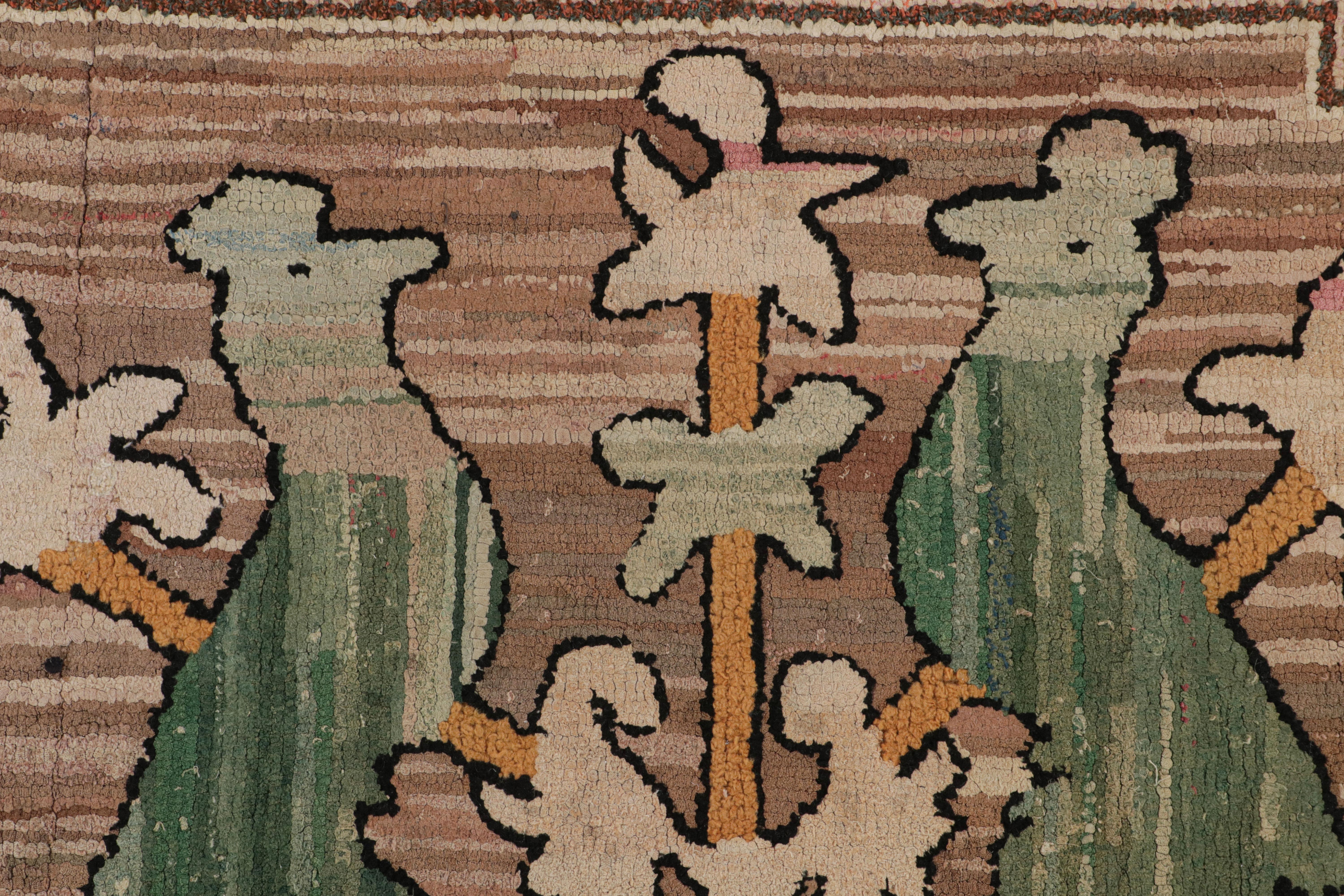 Antiker Kapuzen-Läufer mit Kapuze in Beige mit grünen Vogelbildern, von Rug & Kilim im Zustand „Gut“ in Long Island City, NY