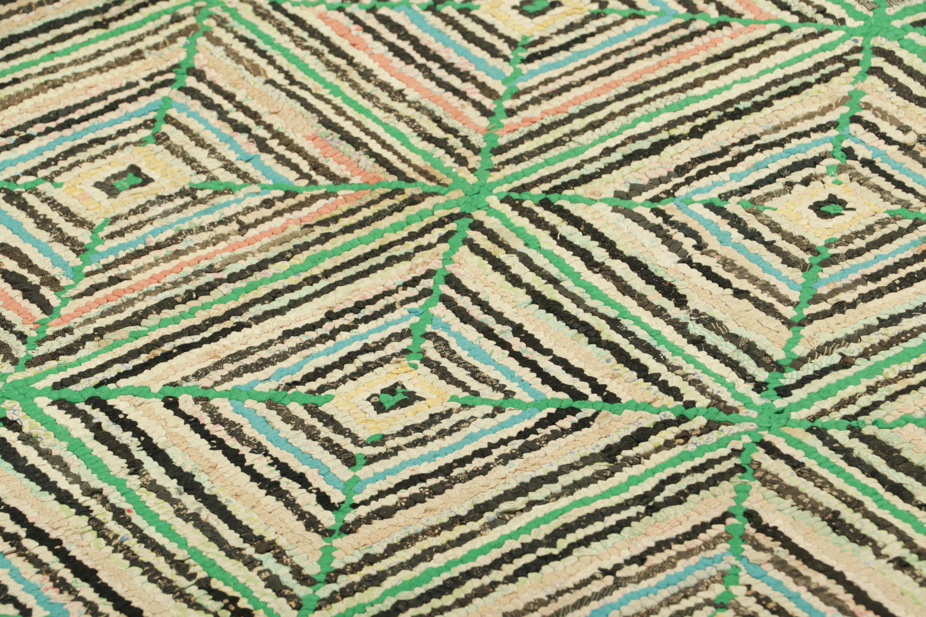 Realizzato a mano in lana e risalente al 1920-1930, questo antico tappeto quadrato 3x3 è una nuova e rara selezione della collezione di tappeti americani a uncino di Rug & Kilim.

Sul design: 

Gli ammiratori di questo mestiere noteranno che questo