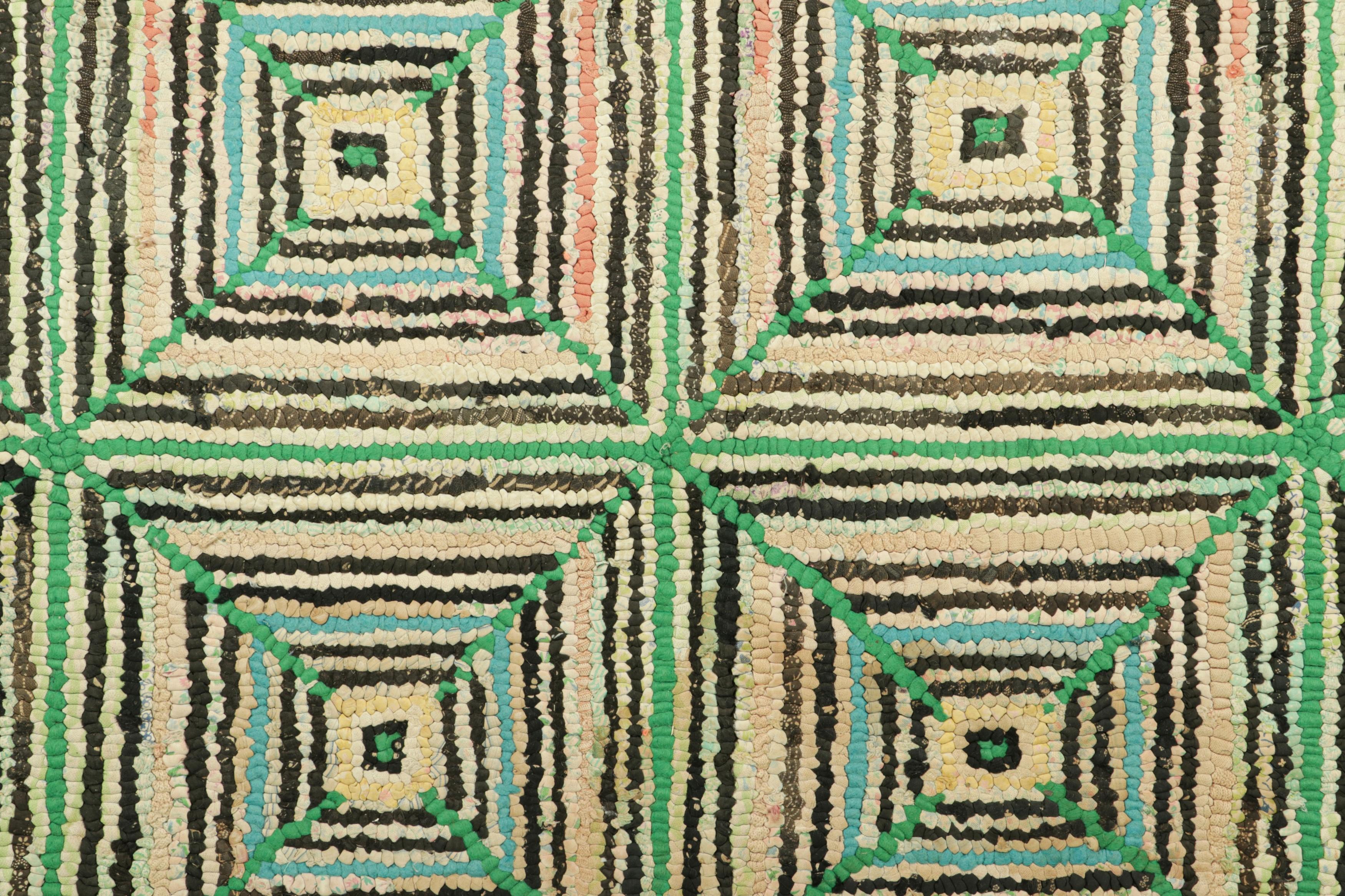 Americano Tappeto quadrato con ganci antichi con motivi geometrici beige e verdi  Rug & Kilim in vendita
