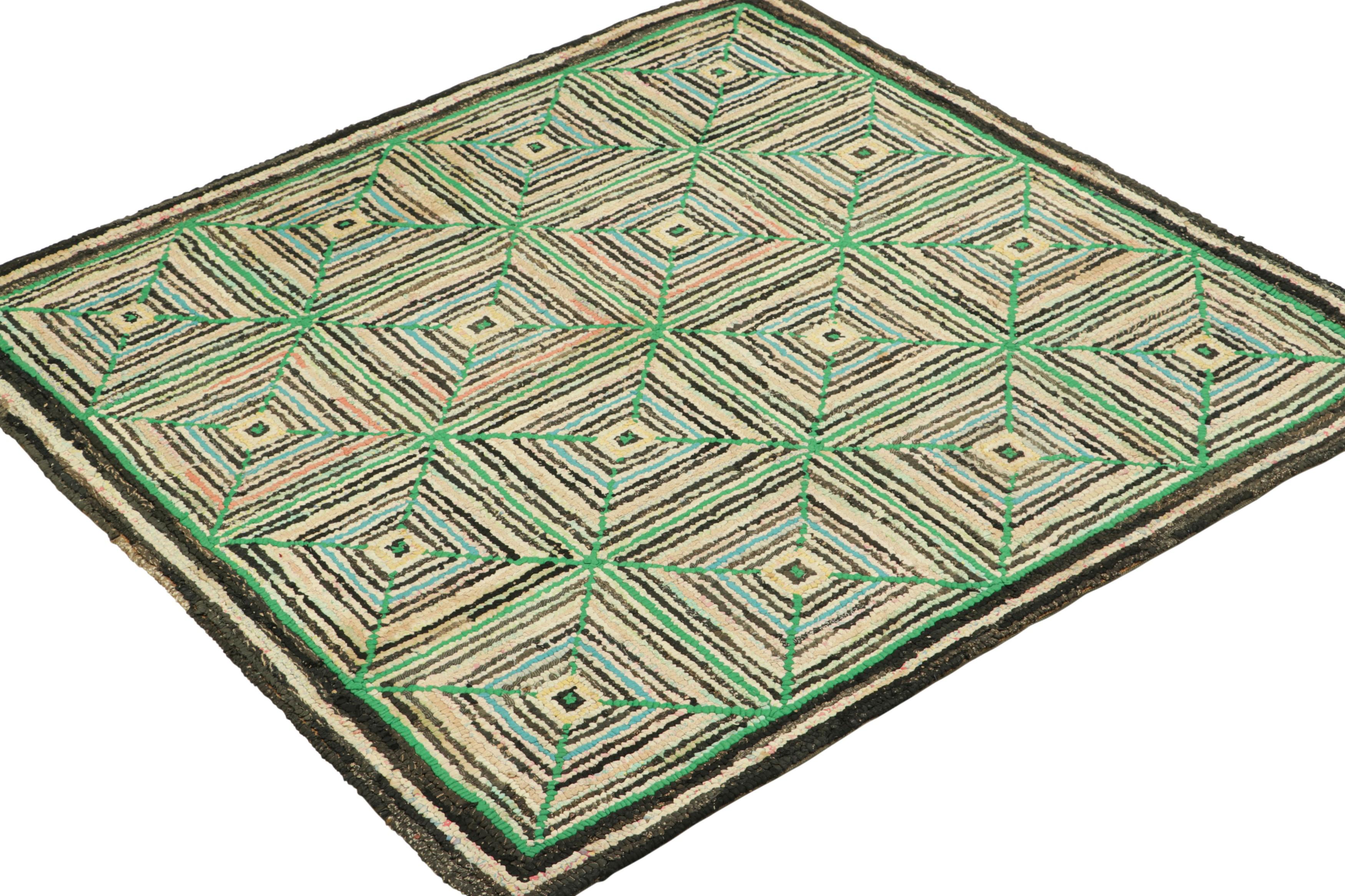 Annodato a mano Tappeto quadrato con ganci antichi con motivi geometrici beige e verdi  Rug & Kilim in vendita