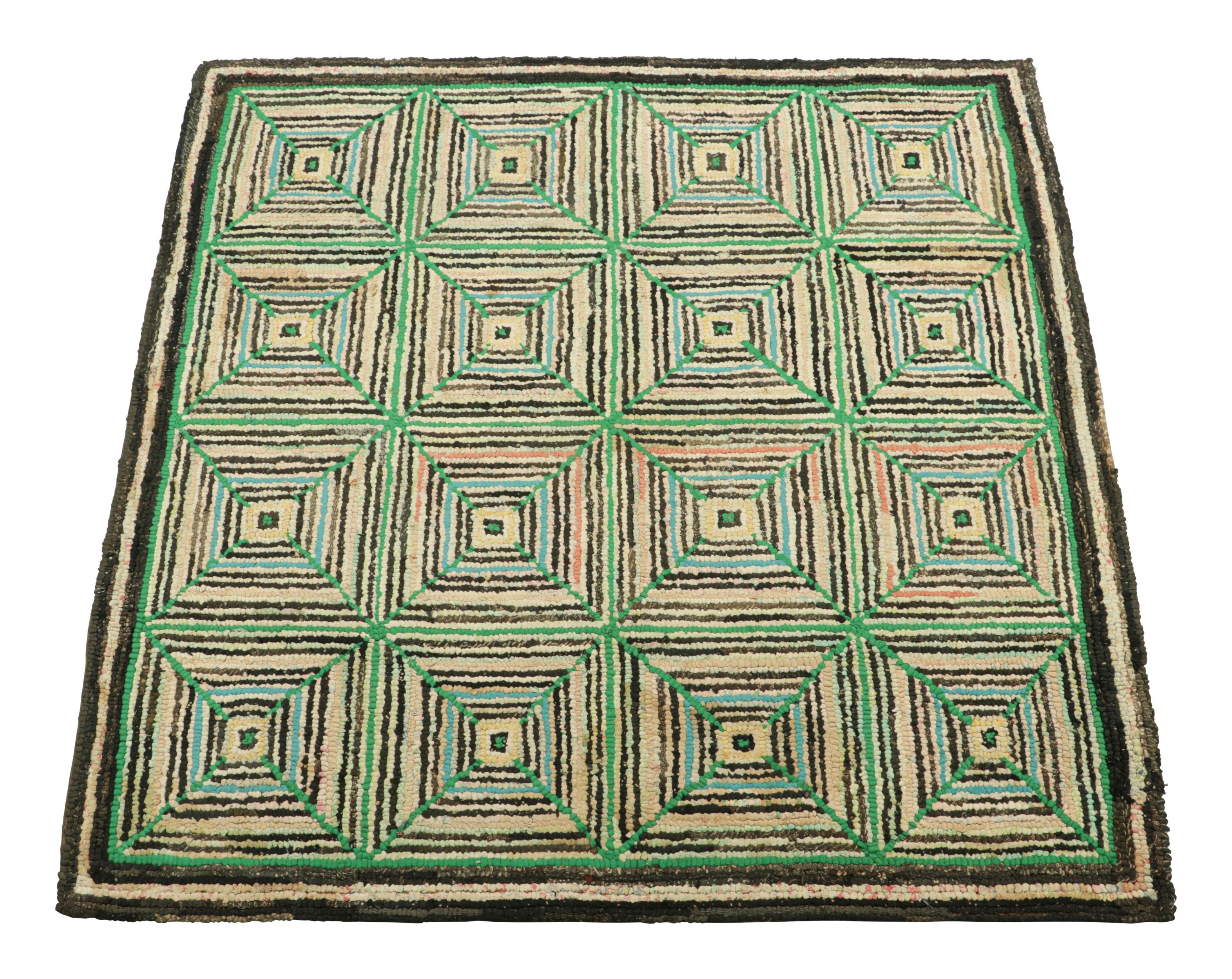 Tappeto quadrato con ganci antichi con motivi geometrici beige e verdi  Rug & Kilim In condizioni buone in vendita a Long Island City, NY