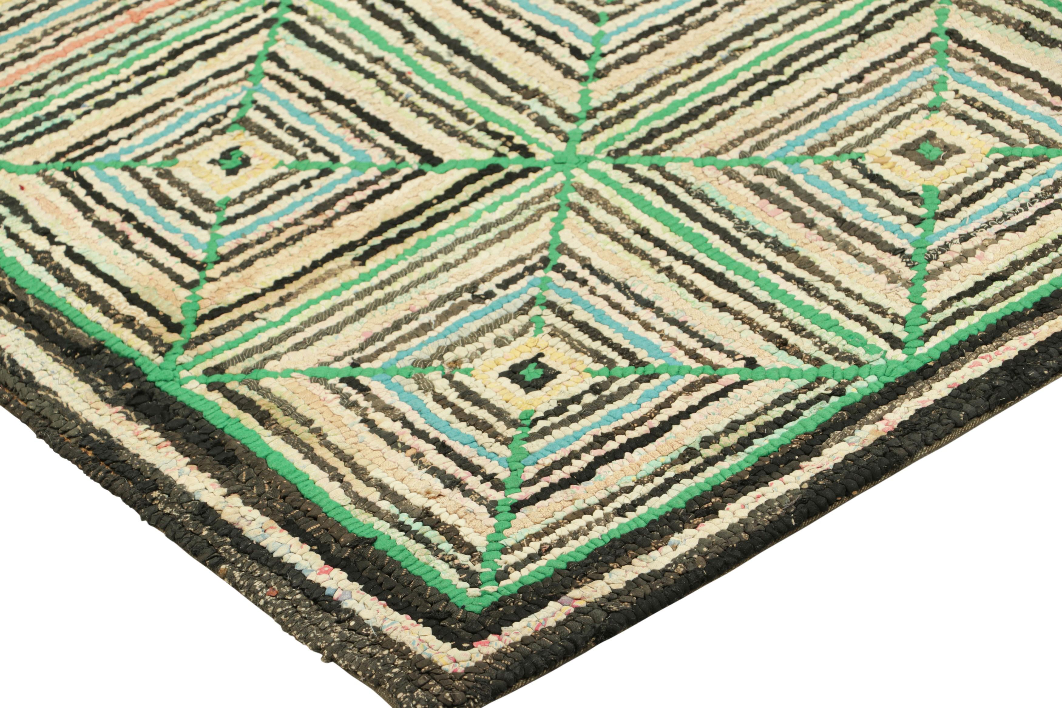 Inizio XX secolo Tappeto quadrato con ganci antichi con motivi geometrici beige e verdi  Rug & Kilim in vendita