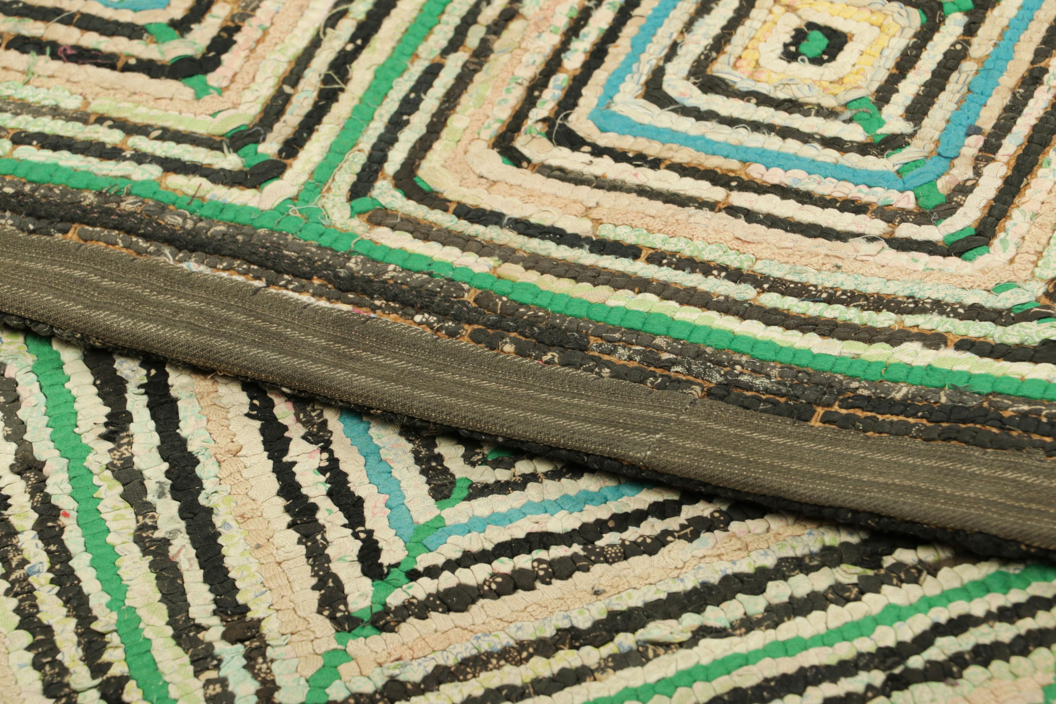 Lana Tappeto quadrato con ganci antichi con motivi geometrici beige e verdi  Rug & Kilim in vendita