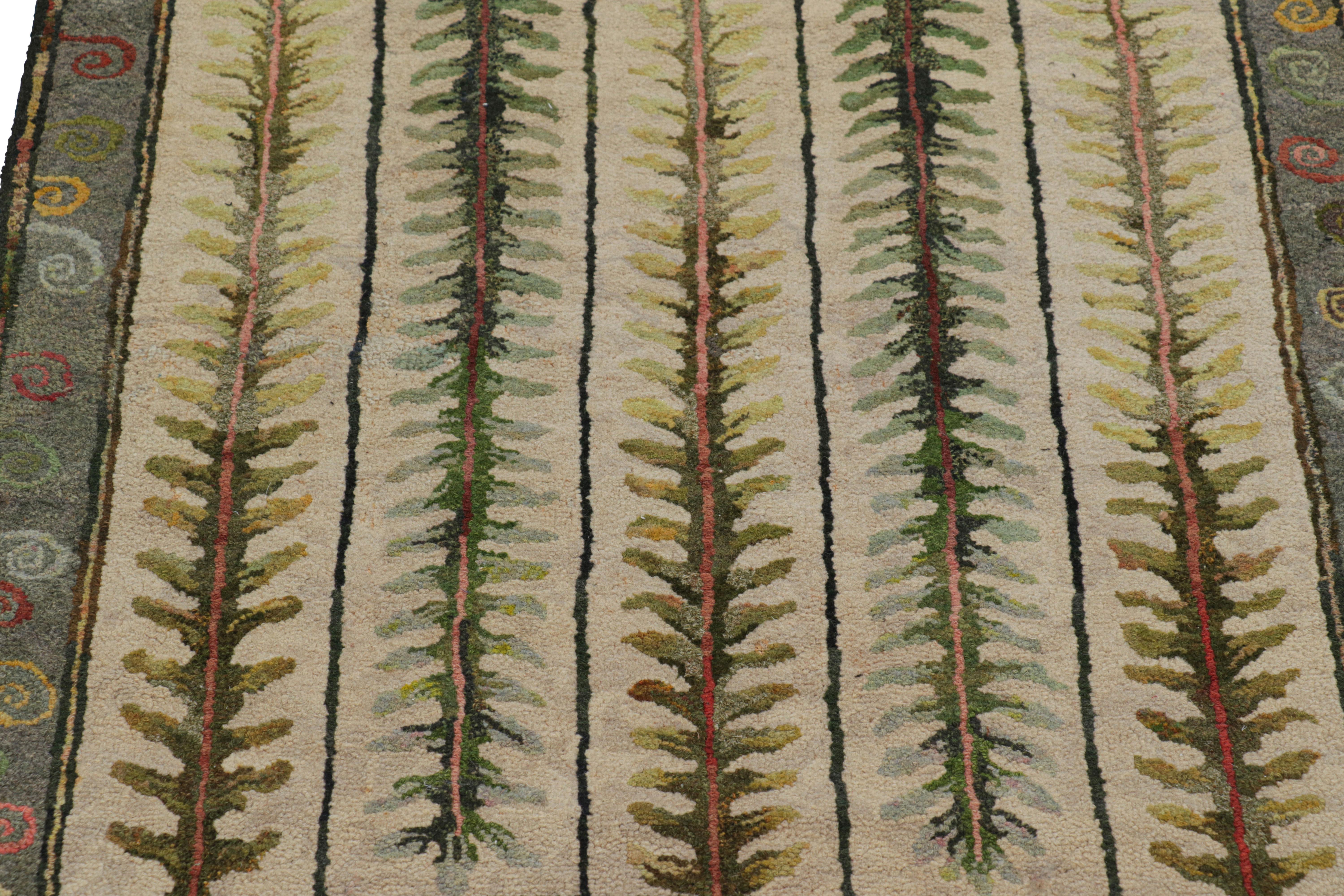 Realizzato a mano in lana e risalente al 1920-1930, questo tappeto 2x3 è una nuova, rara ed entusiasmante selezione della collezione di tappeti antichi a uncino di Rug & Kilim. 

Sul design: 

Gli ammiratori dell'artigianato apprezzeranno questo