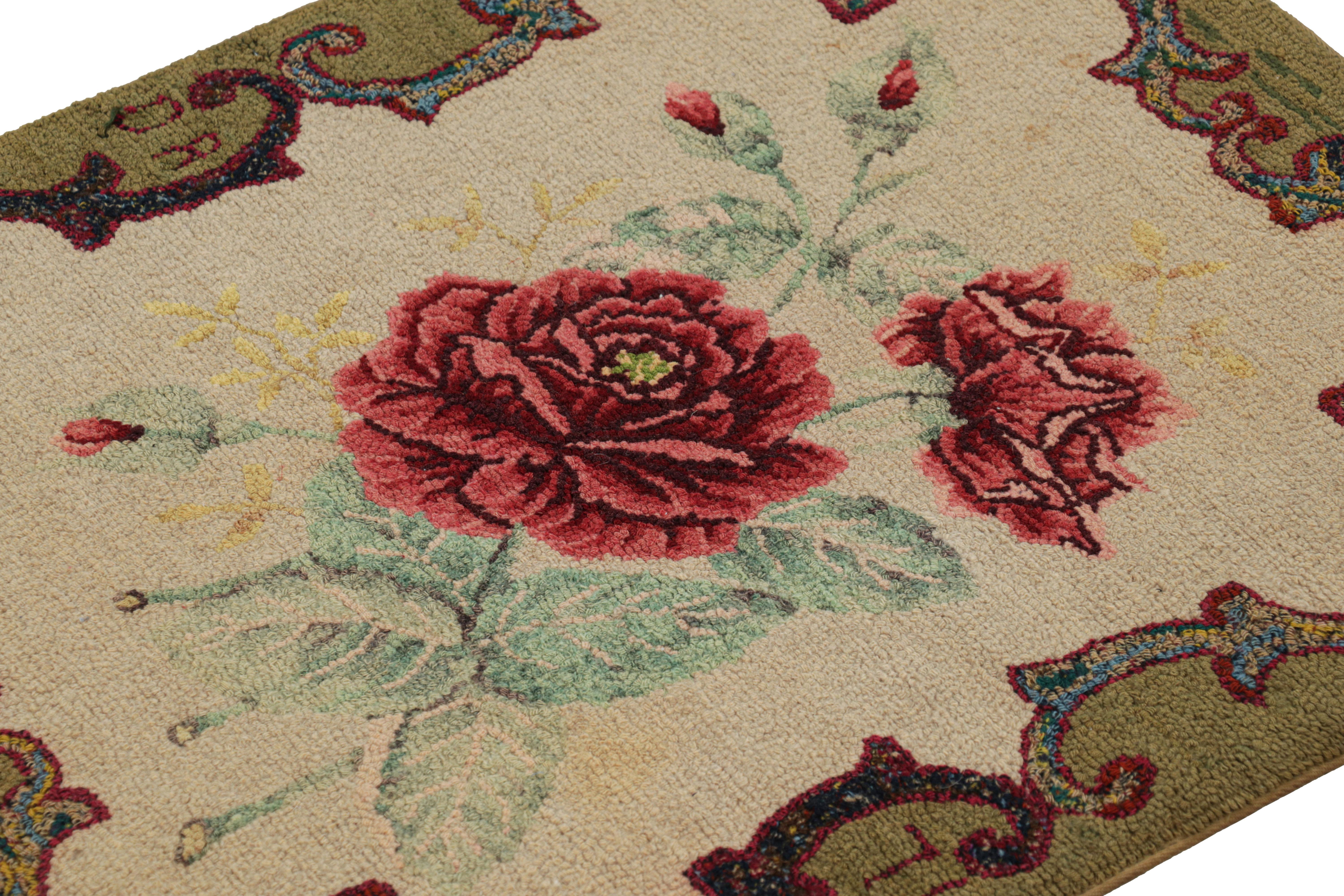 Realizzato a mano in lana e risalente al 1920-1930, questo tappeto 2x2 è una nuova, rara ed entusiasmante selezione della collezione di tappeti antichi a uncino di Rug & Kilim. 

Sul design: 

Gli estimatori dell'artigianato apprezzeranno questo
