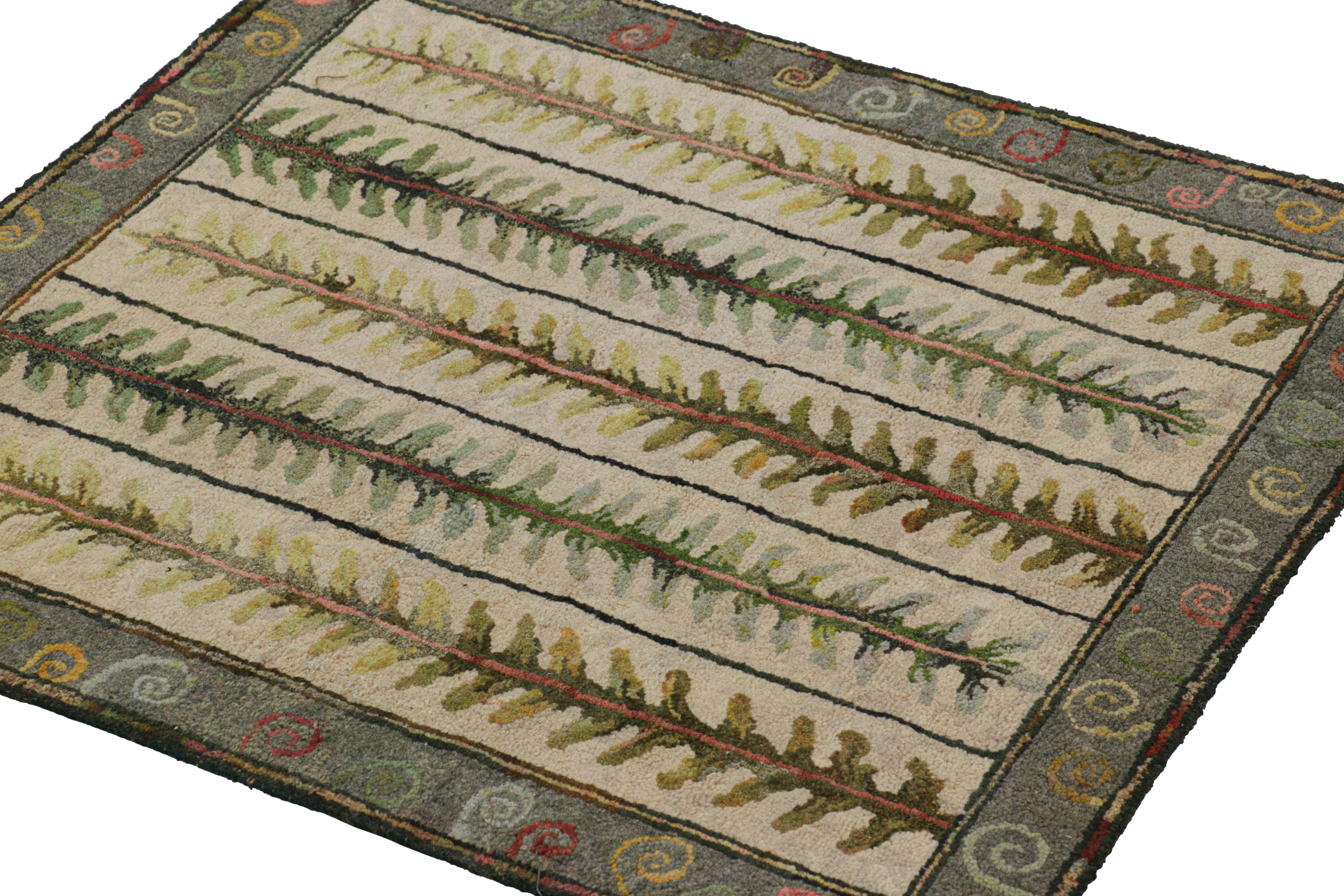 Tappeto quadrato con ganci antichi in beige con medaglione floreale, da Rug & Kilim In condizioni buone in vendita a Long Island City, NY