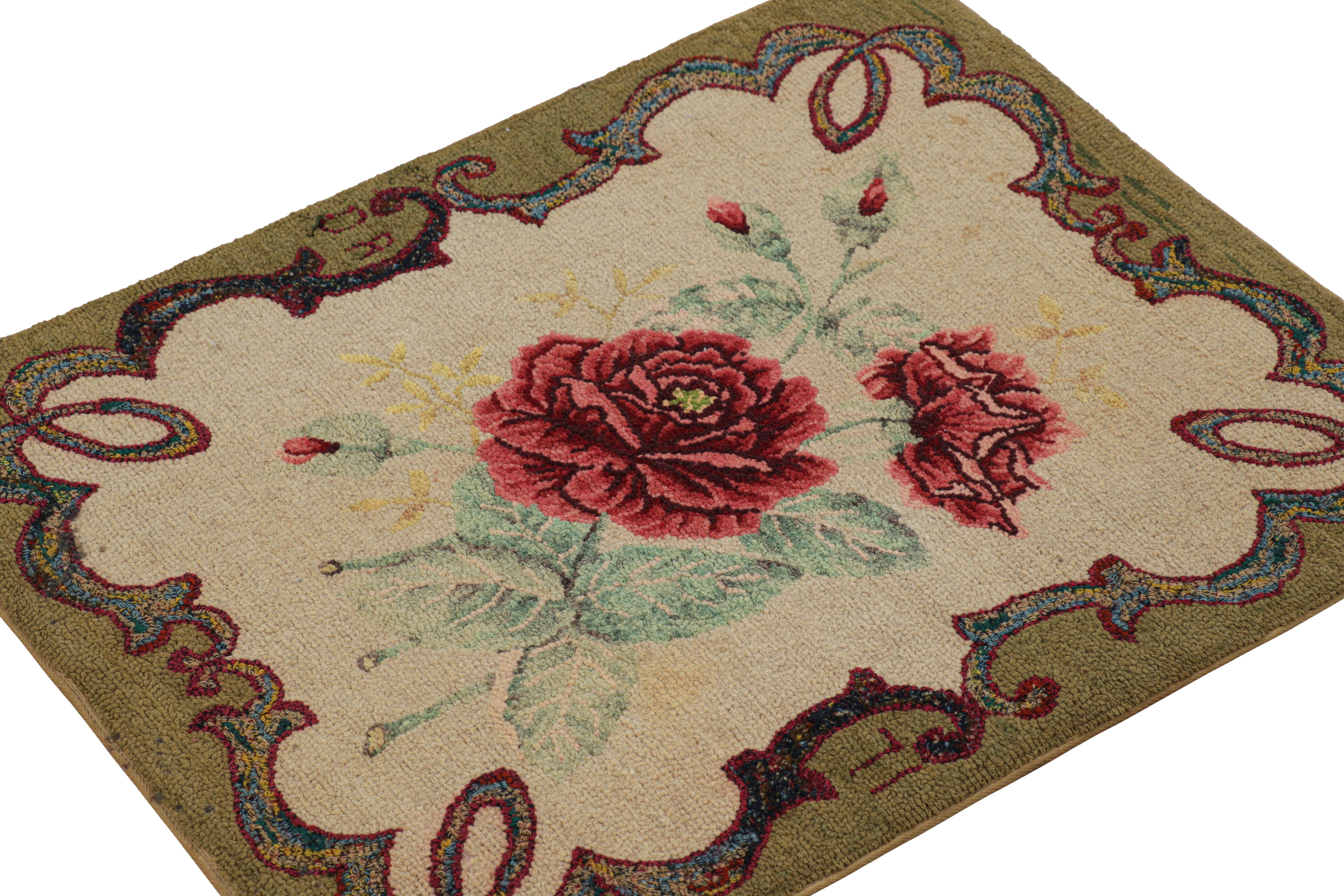 Tappeto quadrato con ganci antichi in beige con medaglione floreale, da Rug & Kilim In condizioni buone in vendita a Long Island City, NY