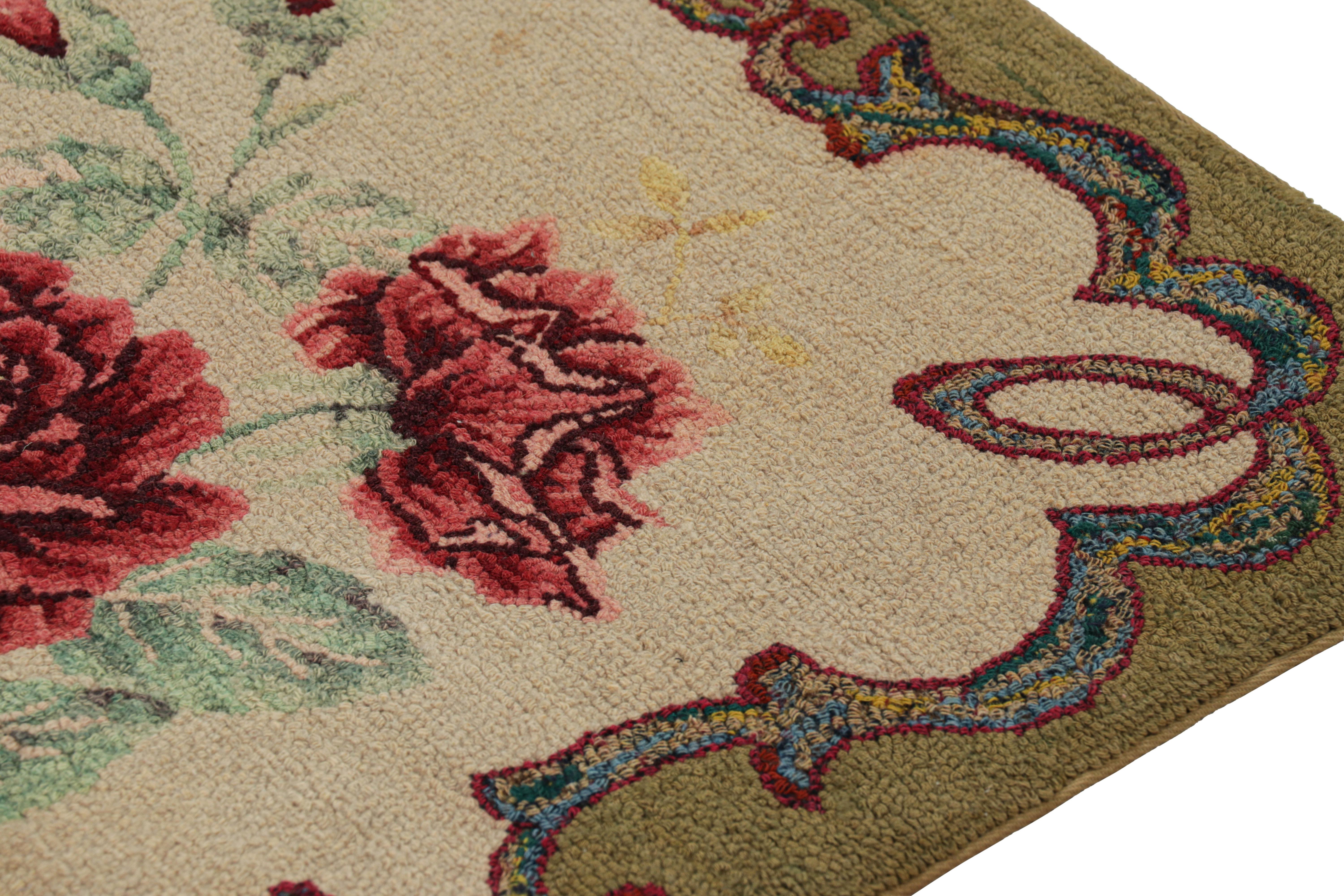 Inizio XX secolo Tappeto quadrato con ganci antichi in beige con medaglione floreale, da Rug & Kilim in vendita