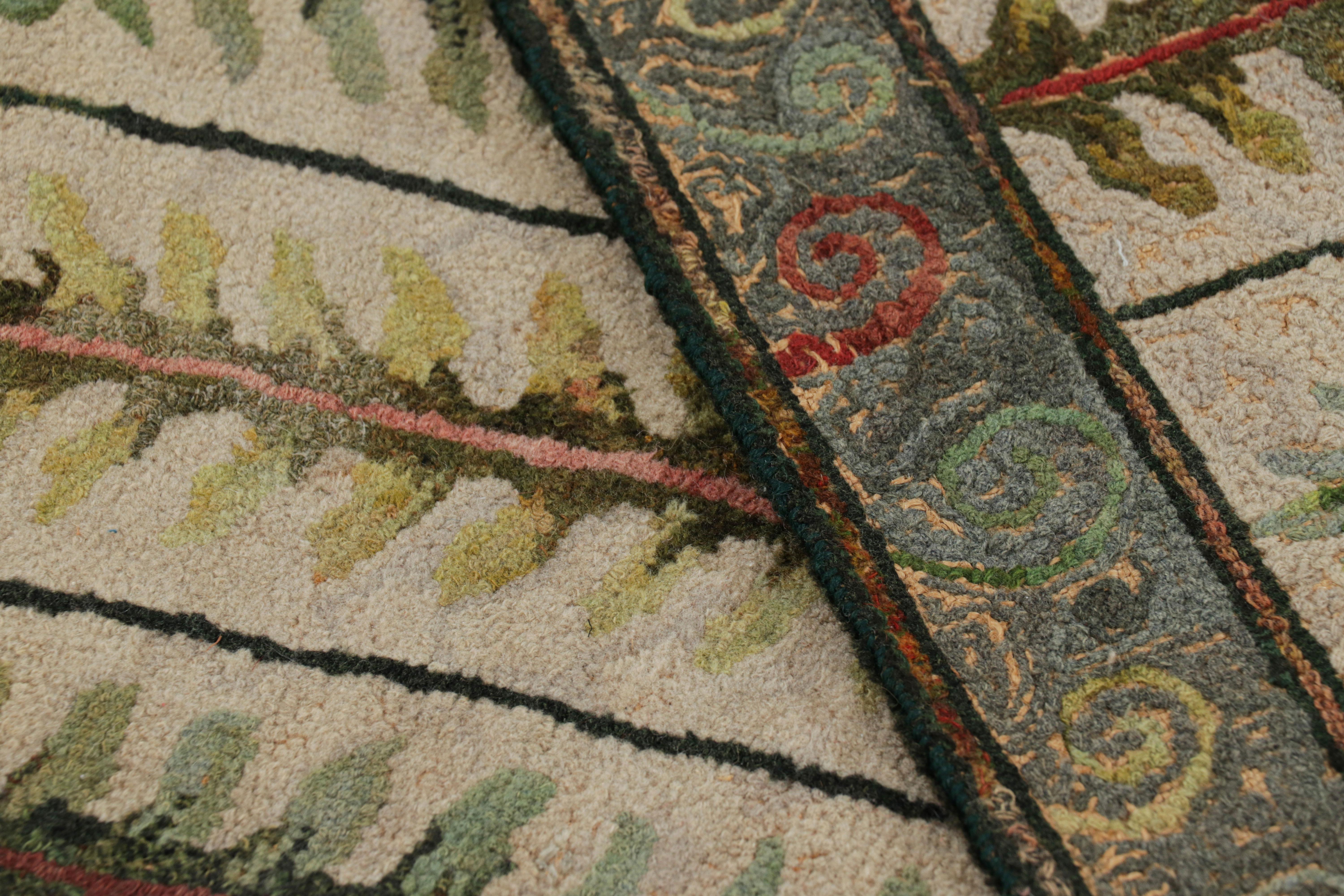 Lana Tappeto quadrato con ganci antichi in beige con medaglione floreale, da Rug & Kilim in vendita