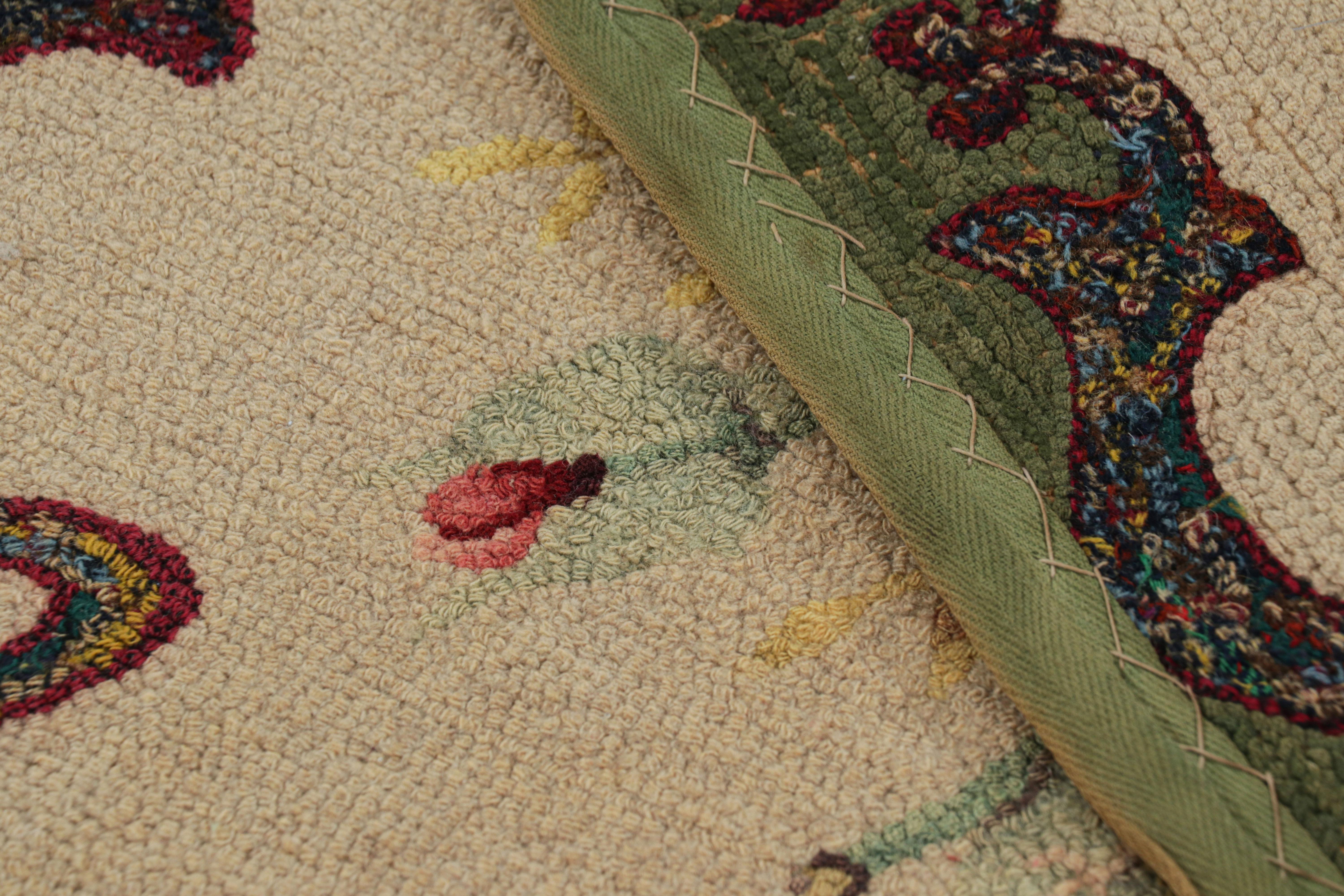 Lana Tappeto quadrato con ganci antichi in beige con medaglione floreale, da Rug & Kilim in vendita