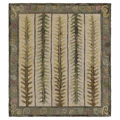 Tapis carré crocheté beige avec médaillon floral, de Rug & Kilim
