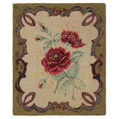 Tapis carré crocheté beige avec médaillon floral, de Rug & Kilim