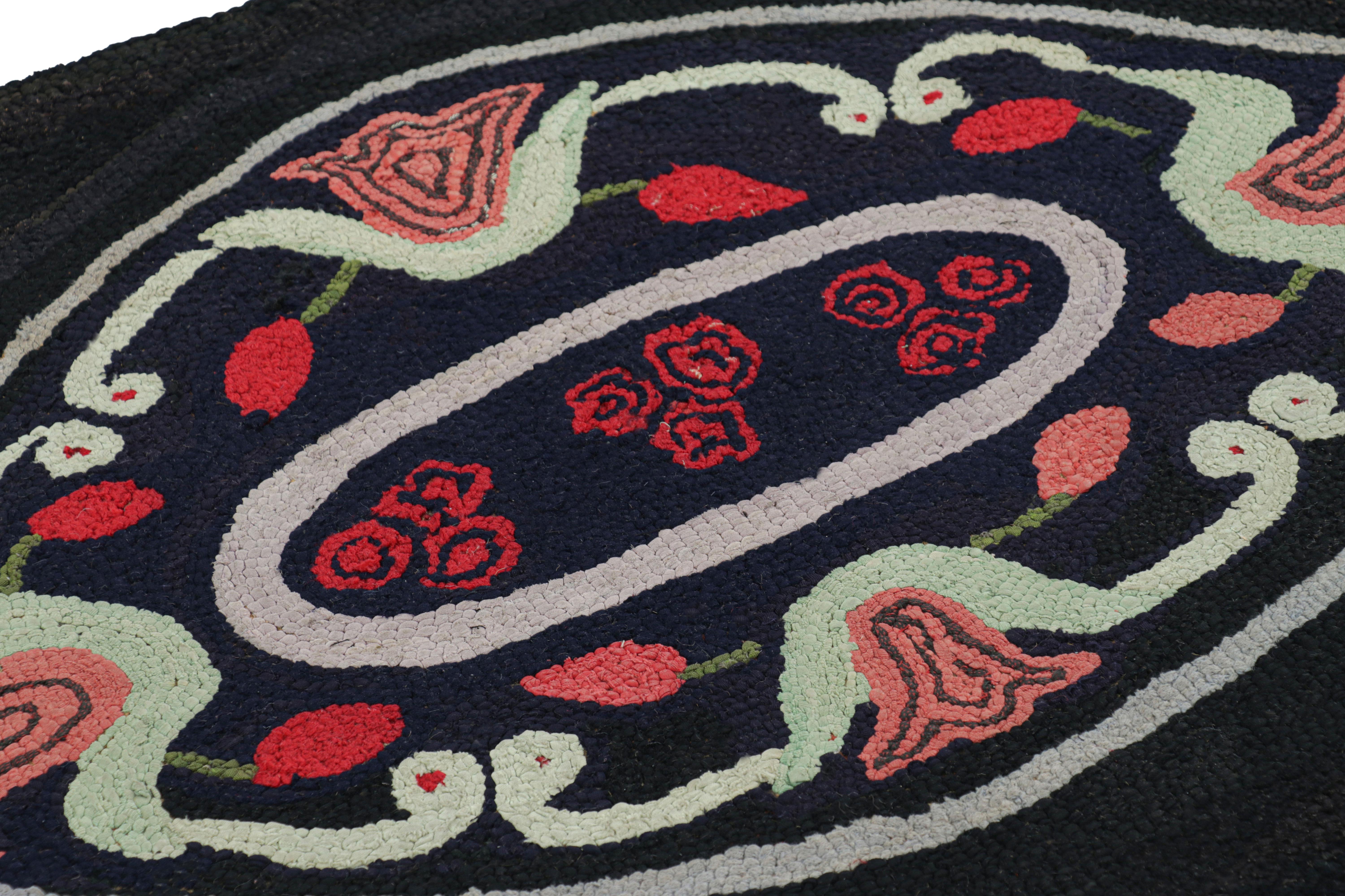 Realizzato a mano in lana e risalente al 1920-1930, questo tappeto quadrato 3x3 è una nuova, rara ed entusiasmante selezione della collezione di tappeti antichi a uncino di Rug & Kilim. 

Sul design: 

Gli estimatori dell'artigianato apprezzeranno