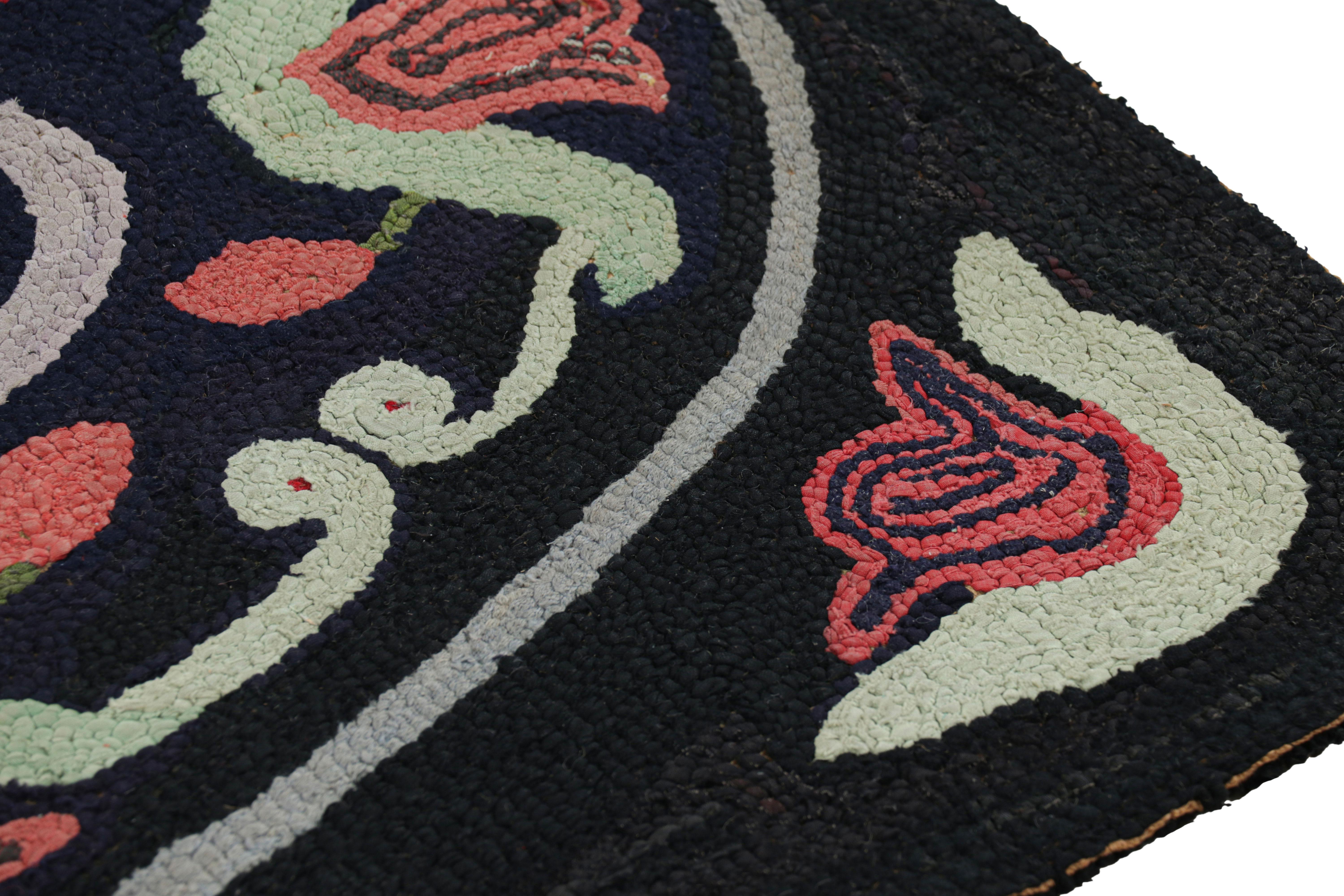 Americano Tappeto quadrato con ganci antichi in nero con medaglione e fiori da Rug & Kilim in vendita