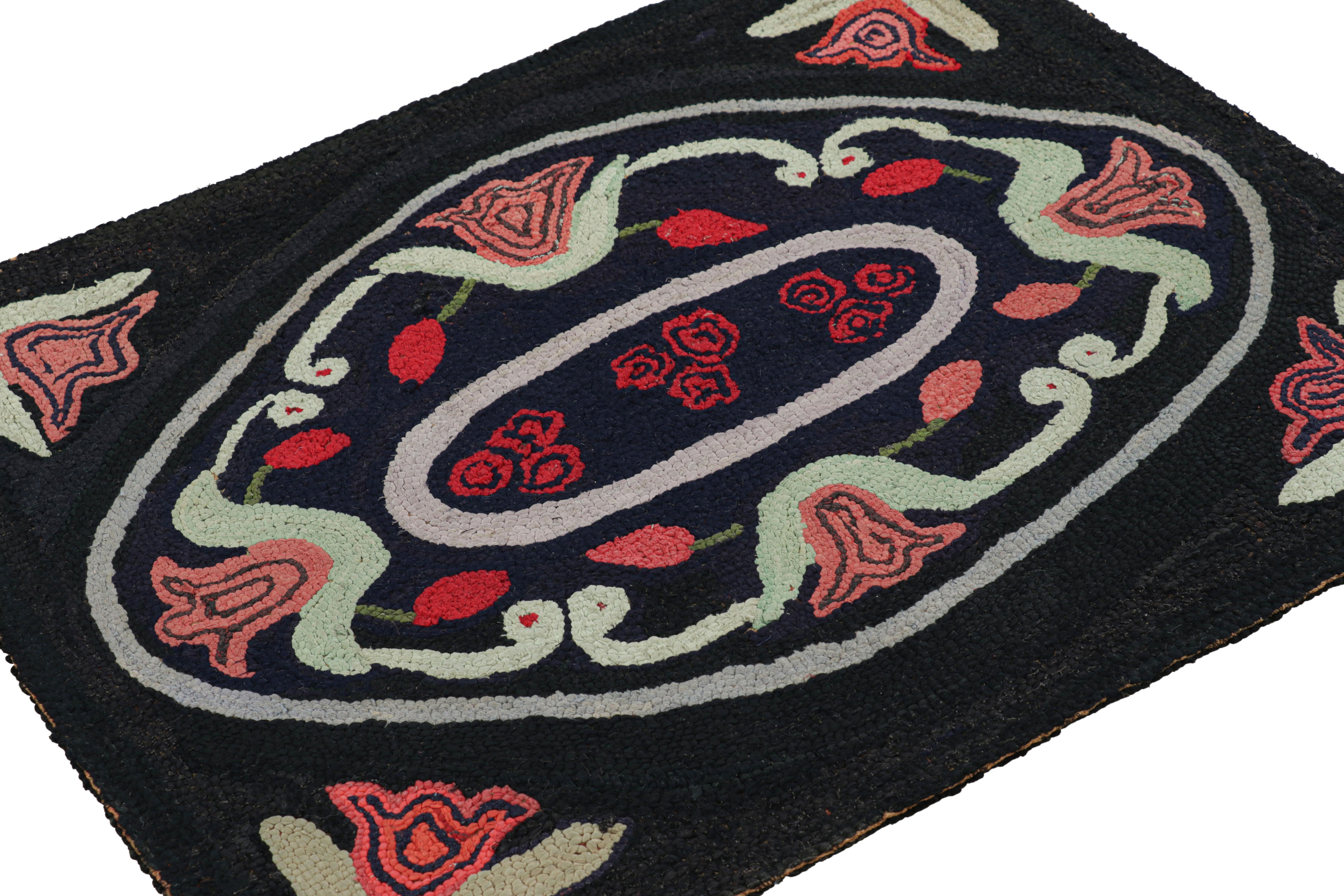 Annodato a mano Tappeto quadrato con ganci antichi in nero con medaglione e fiori da Rug & Kilim in vendita