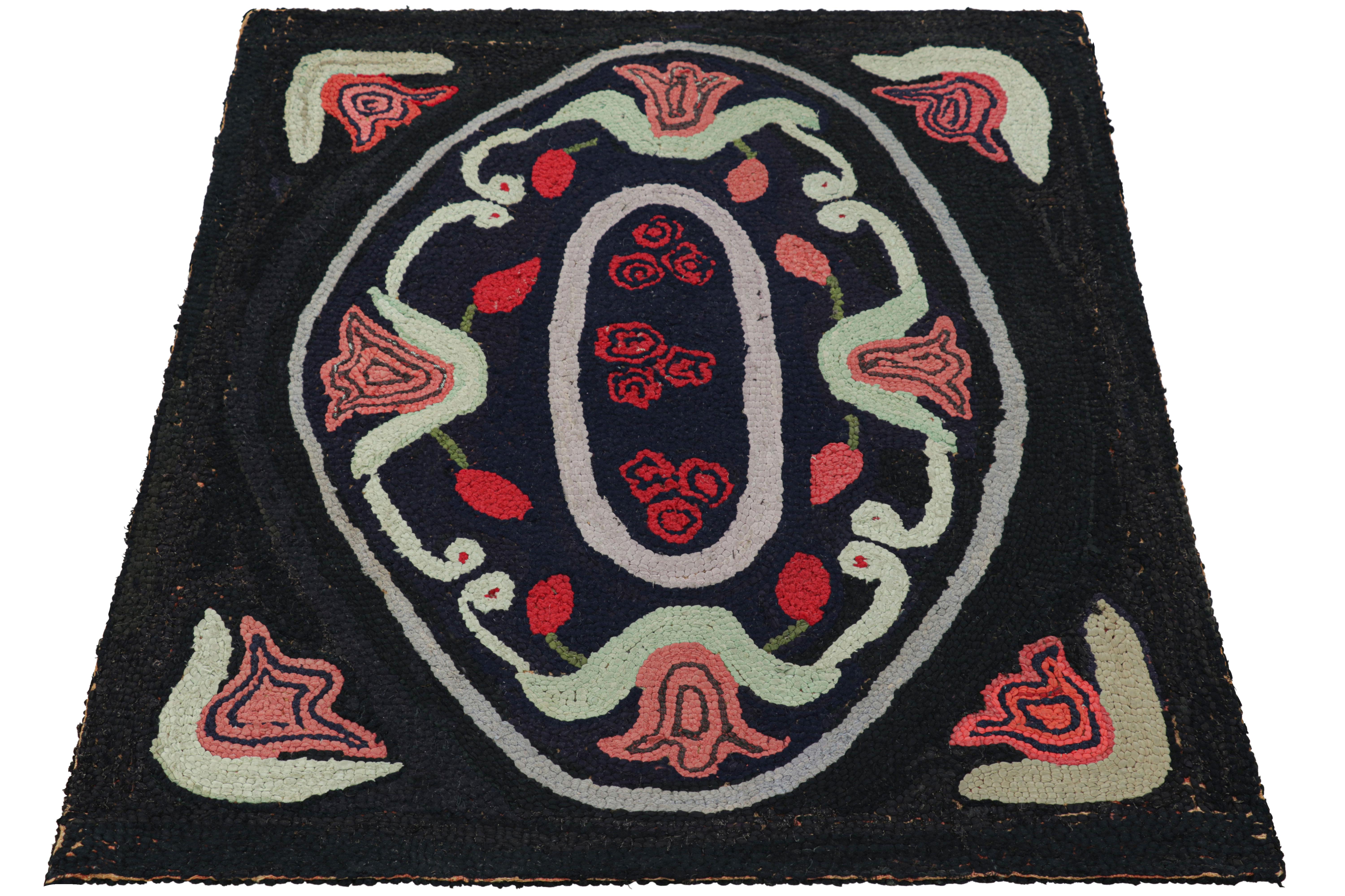 Tappeto quadrato con ganci antichi in nero con medaglione e fiori da Rug & Kilim In condizioni buone in vendita a Long Island City, NY