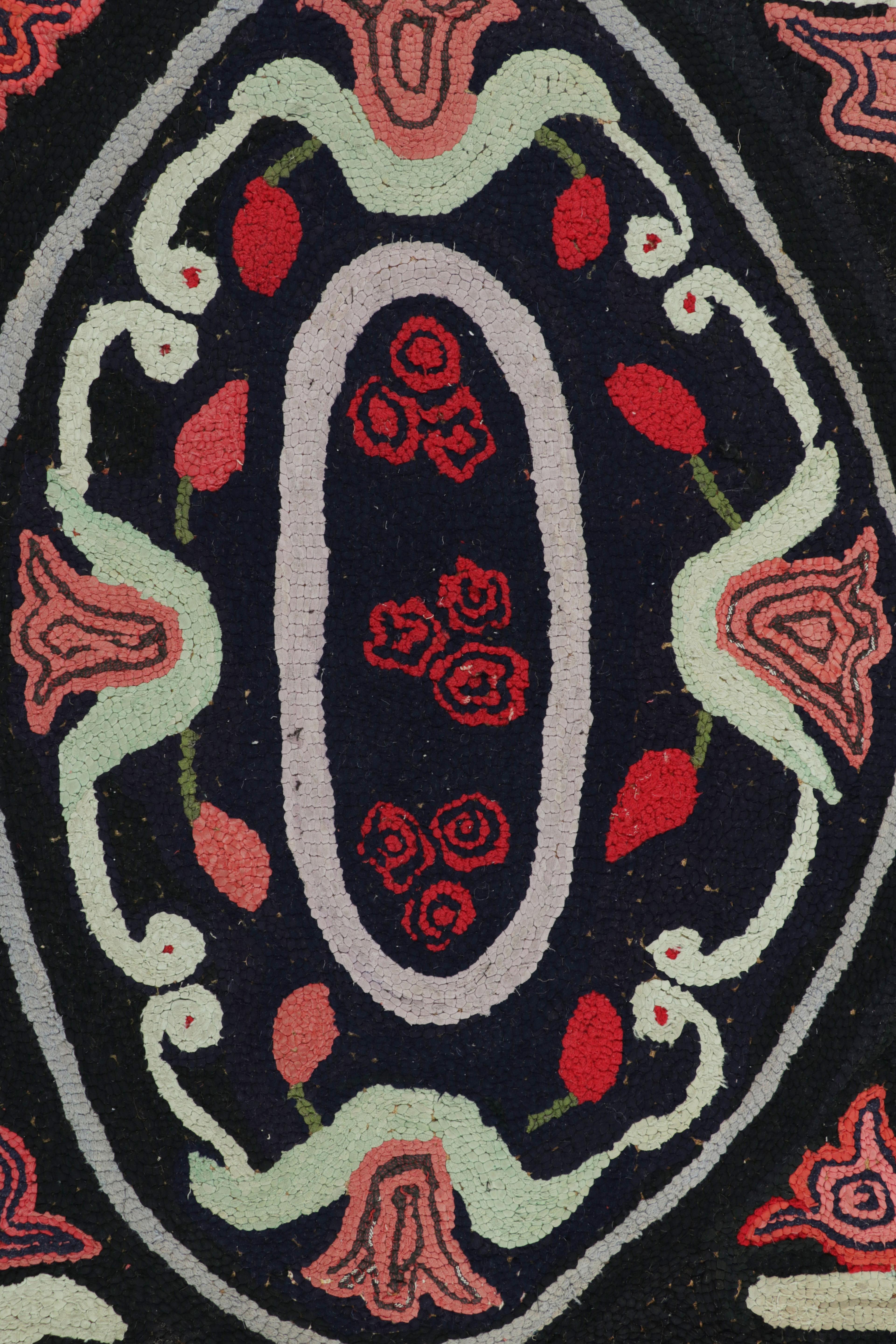 Inizio XX secolo Tappeto quadrato con ganci antichi in nero con medaglione e fiori da Rug & Kilim in vendita