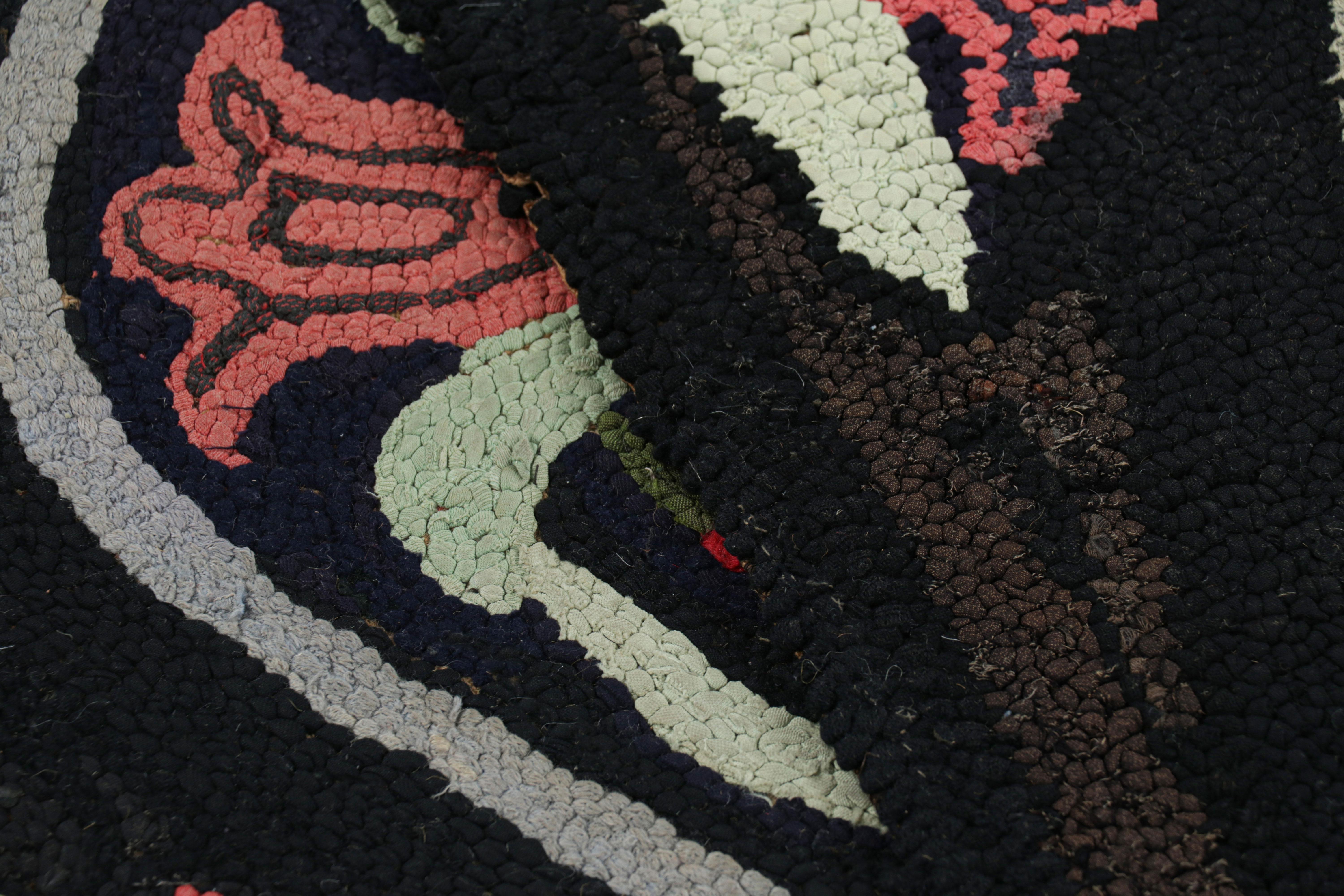 Lana Tappeto quadrato con ganci antichi in nero con medaglione e fiori da Rug & Kilim in vendita